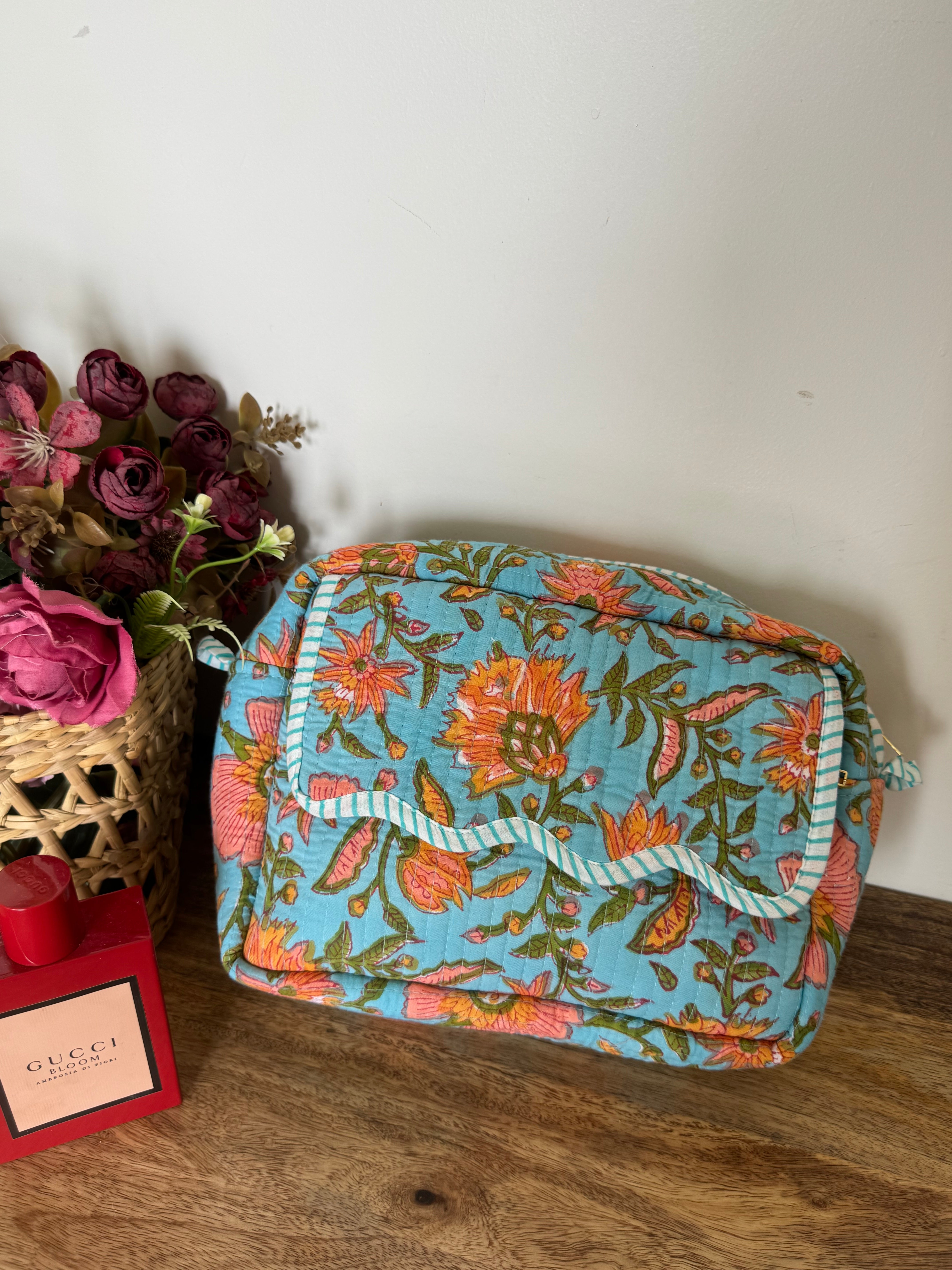 SCALLOP TOILETRY BAG