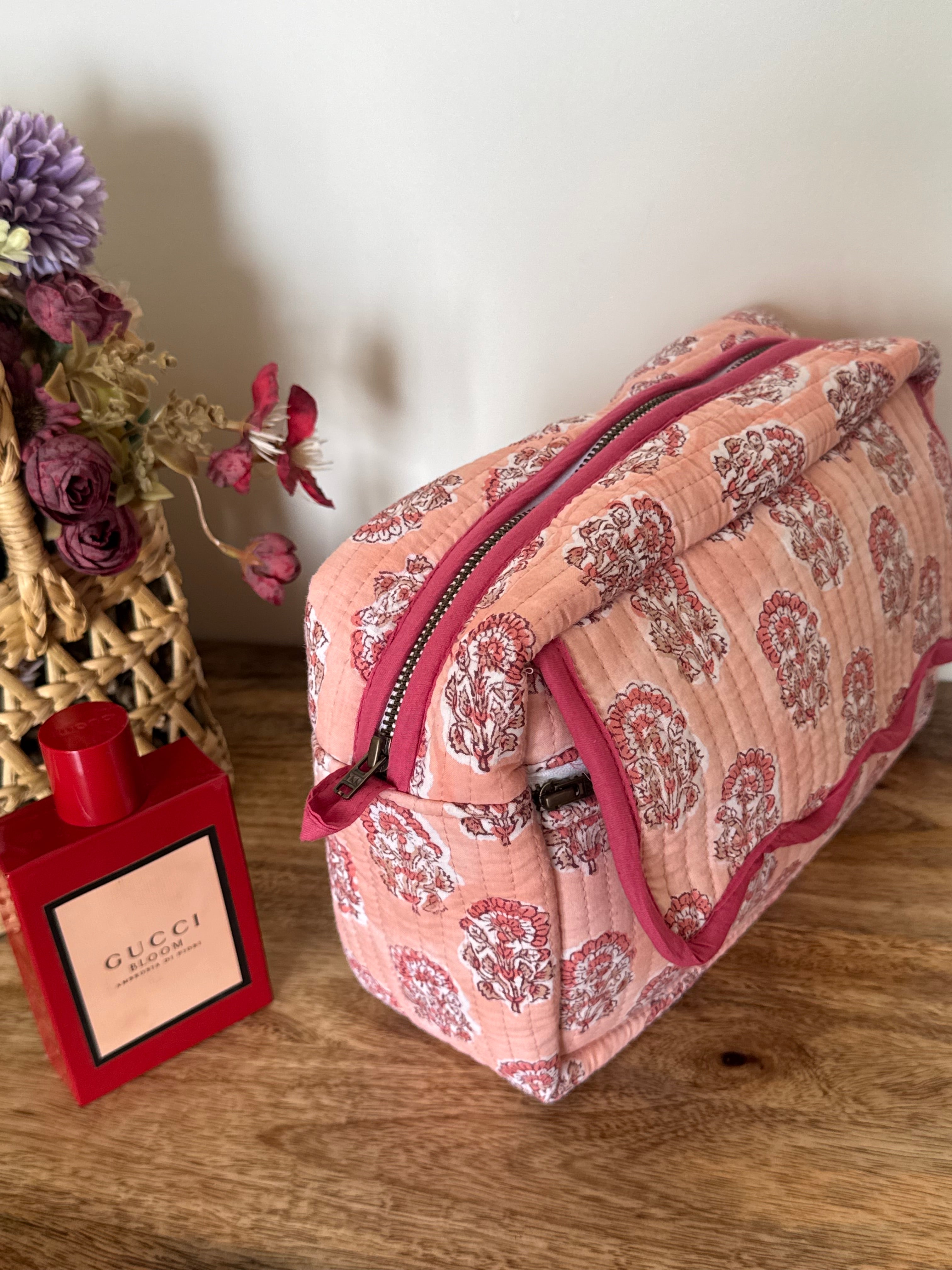 SCALLOP TOILETRY BAG