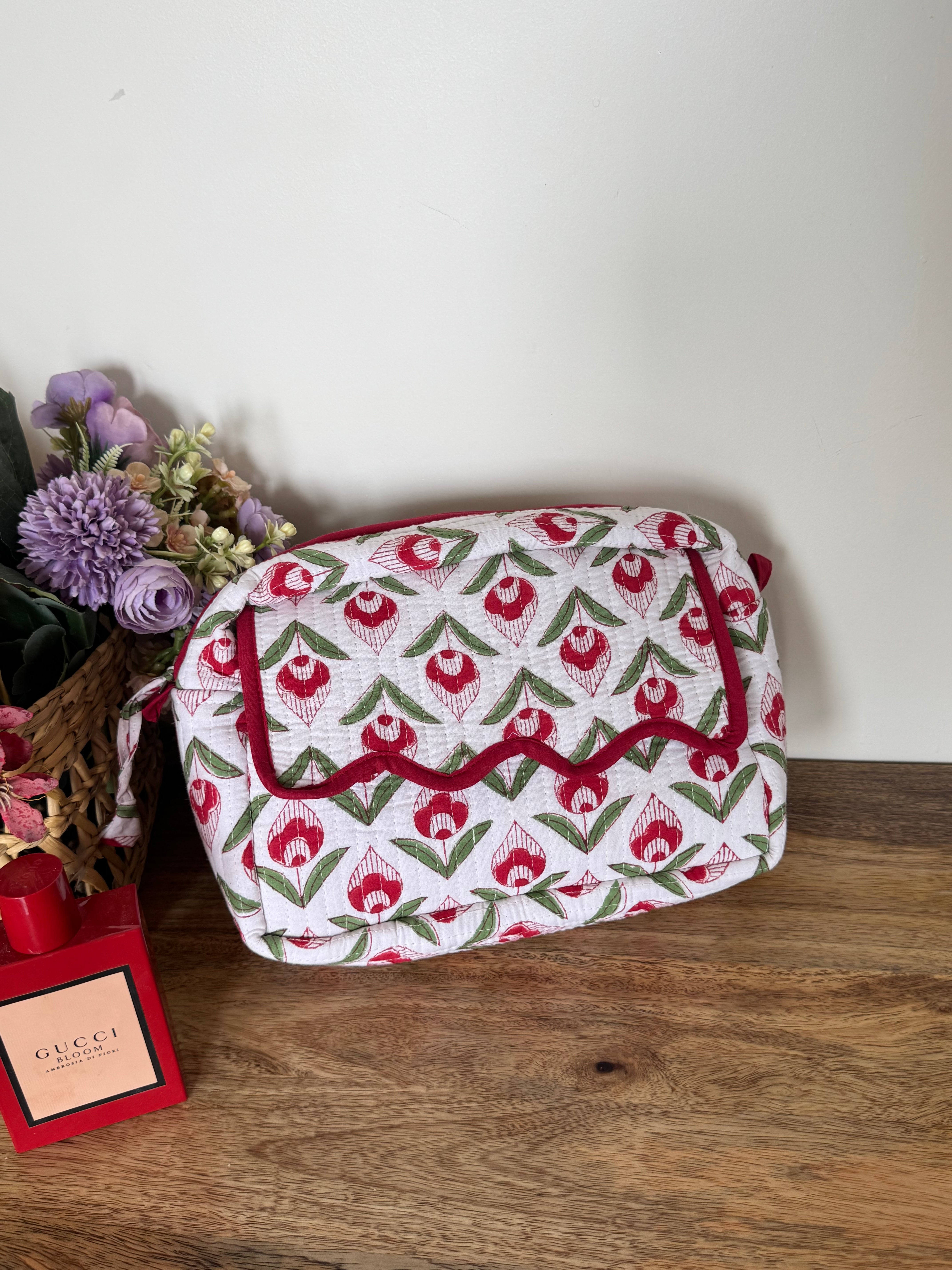SCALLOP TOILETRY BAG