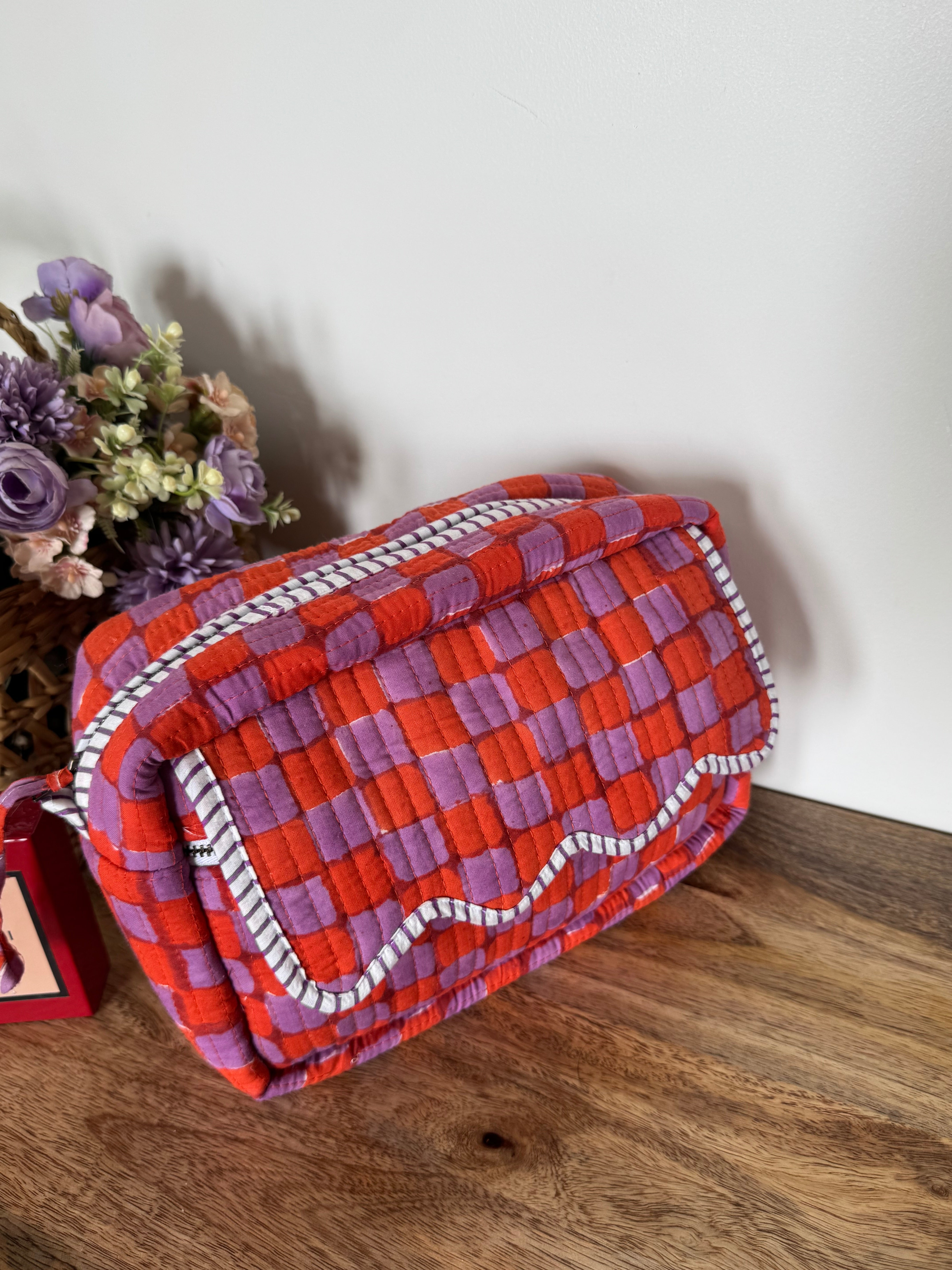 SCALLOP TOILETRY BAG