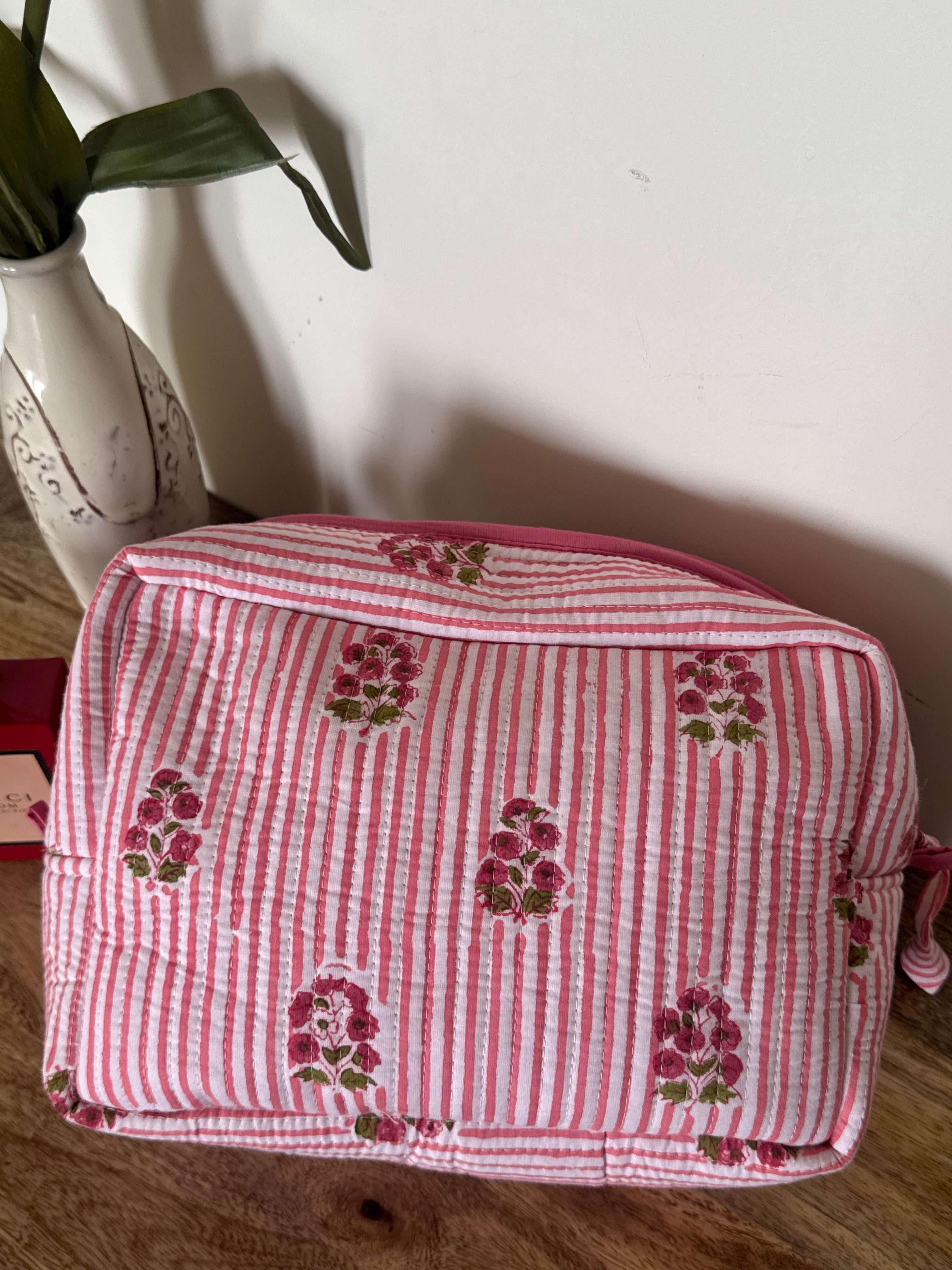 MULTI PURPOSE TOILETRY BAG