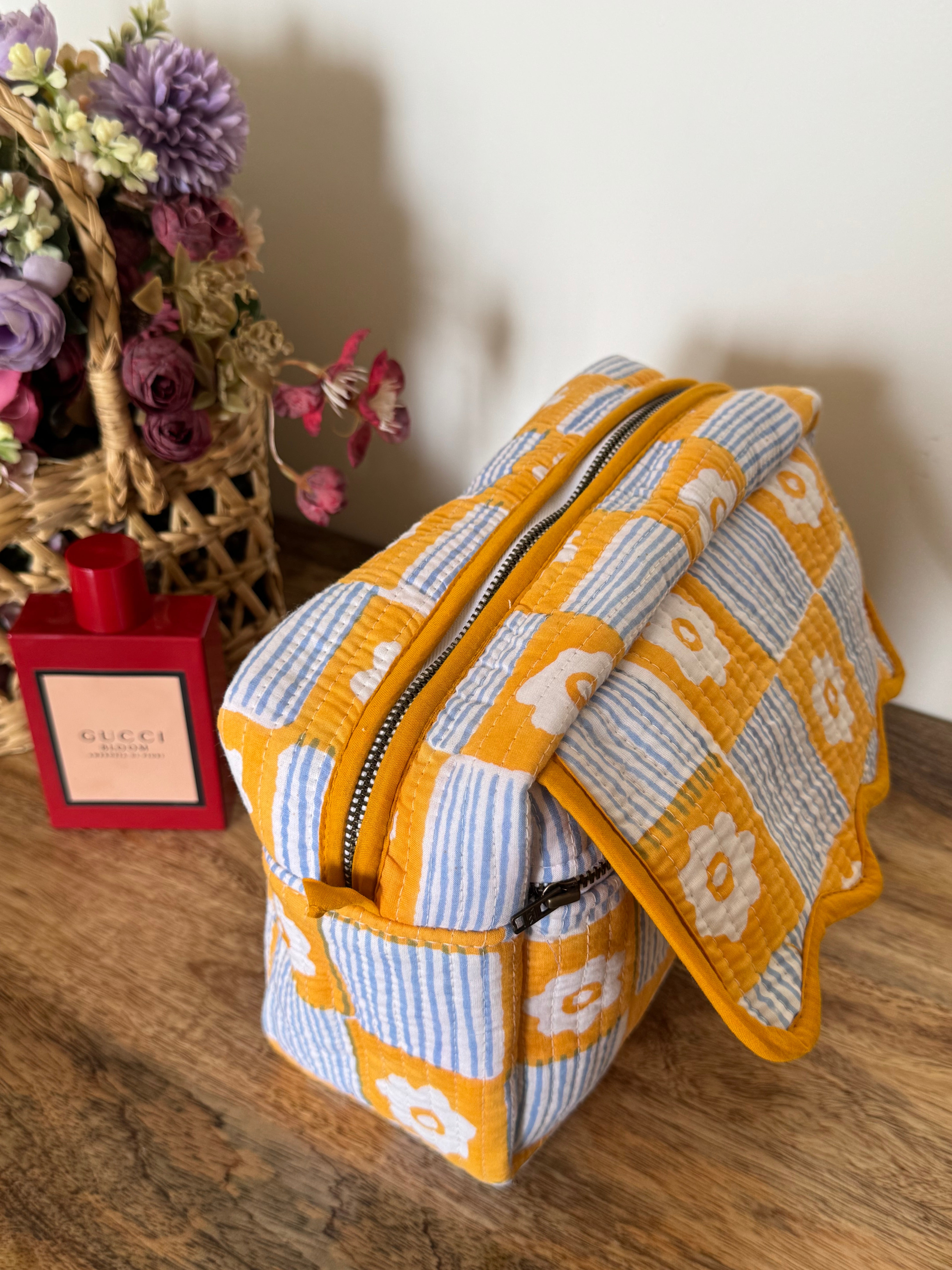 SCALLOP TOILETRY BAG