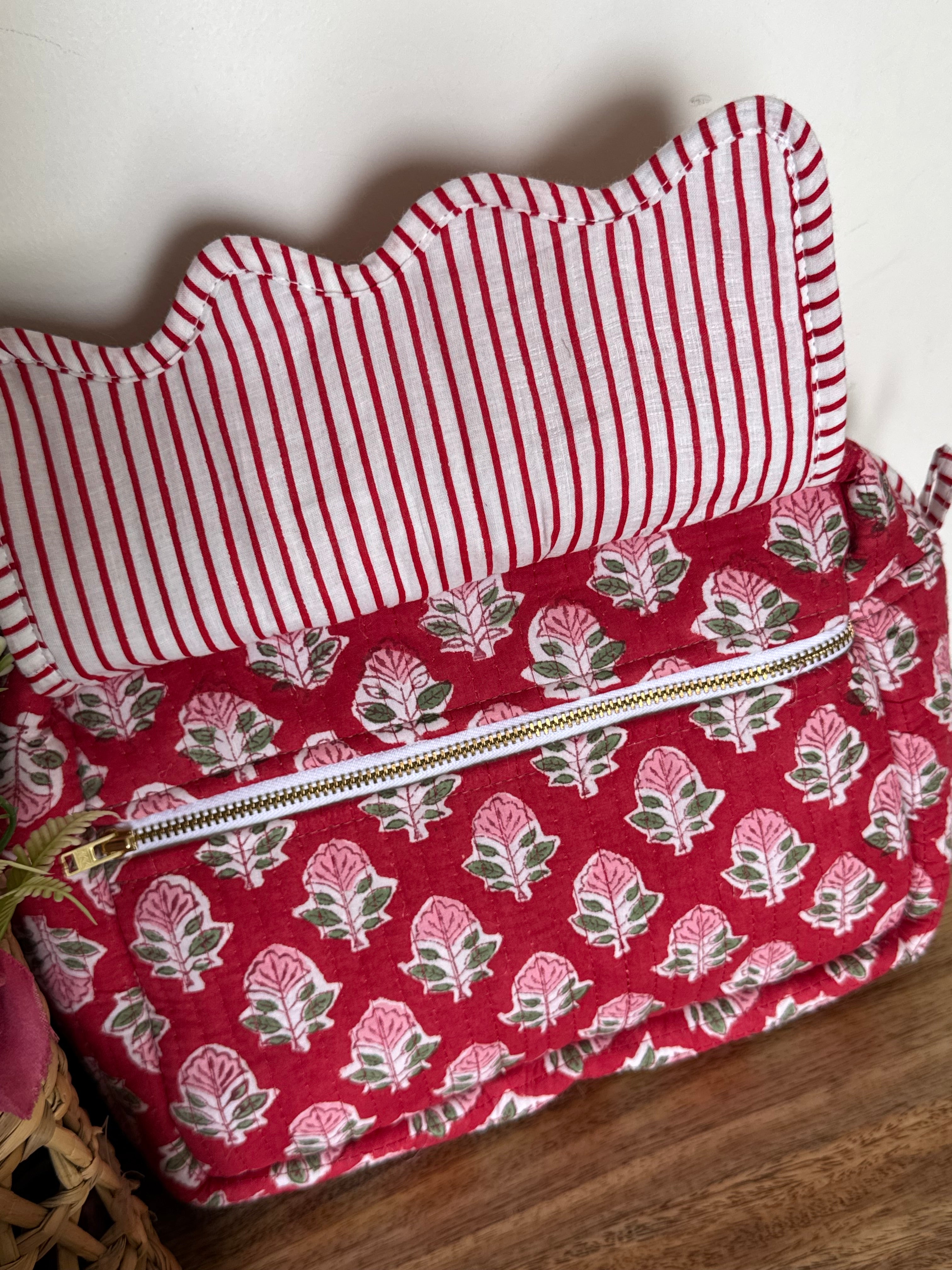 SCALLOP TOILETRY BAG