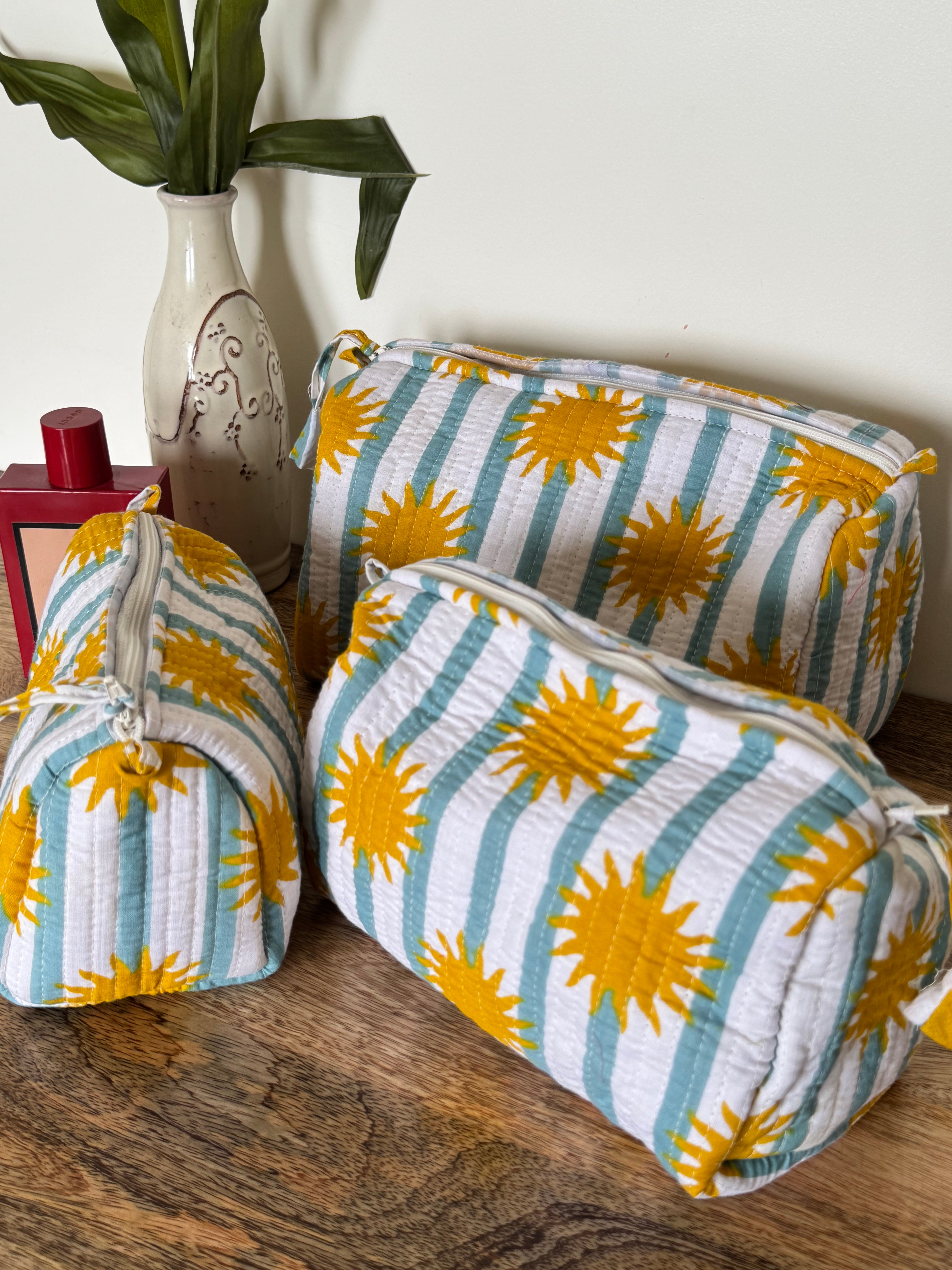 SET OF THREE MULTI PURPOSE TOILETRY BAGS