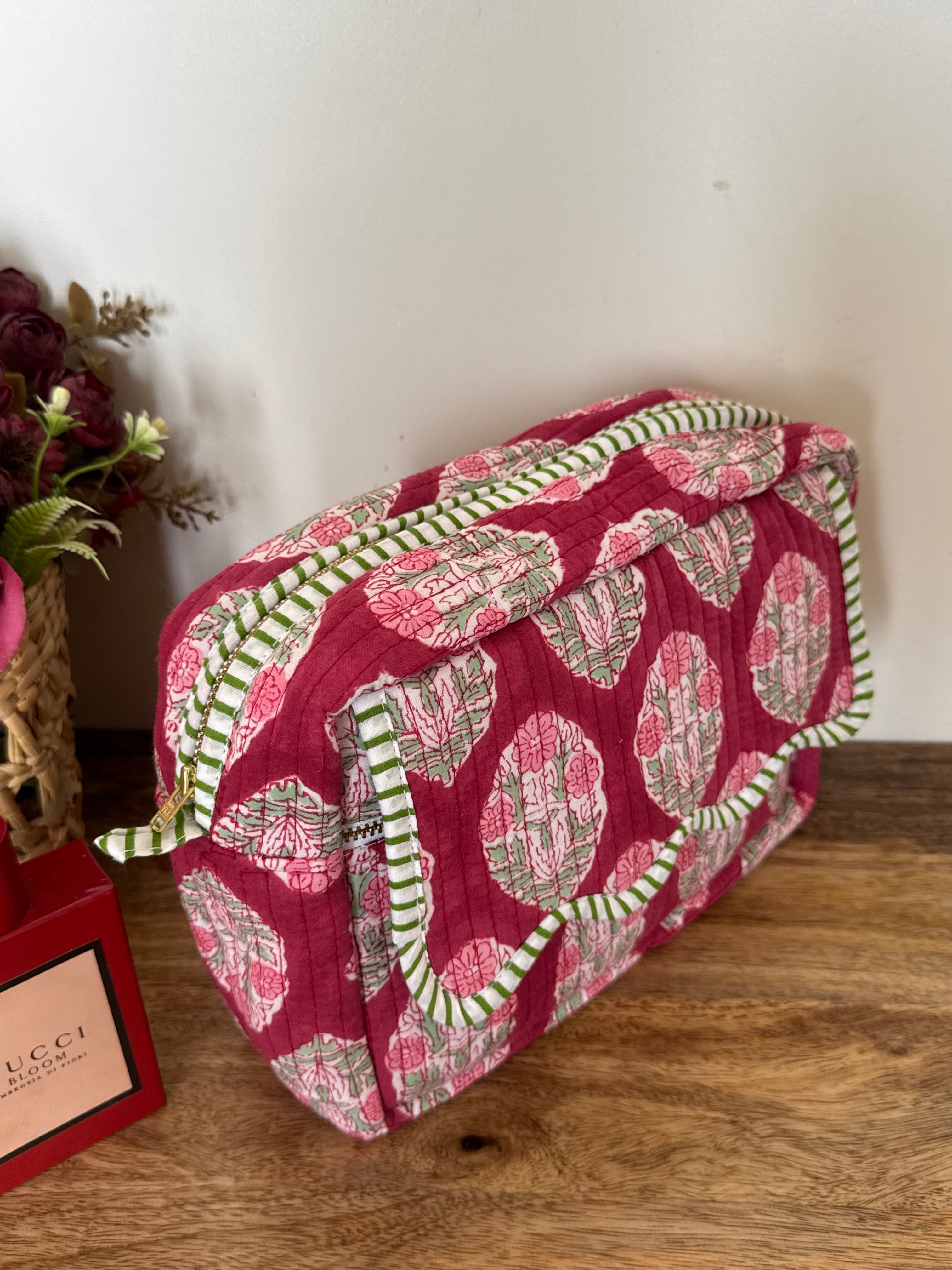 SCALLOP TOILETRY BAG