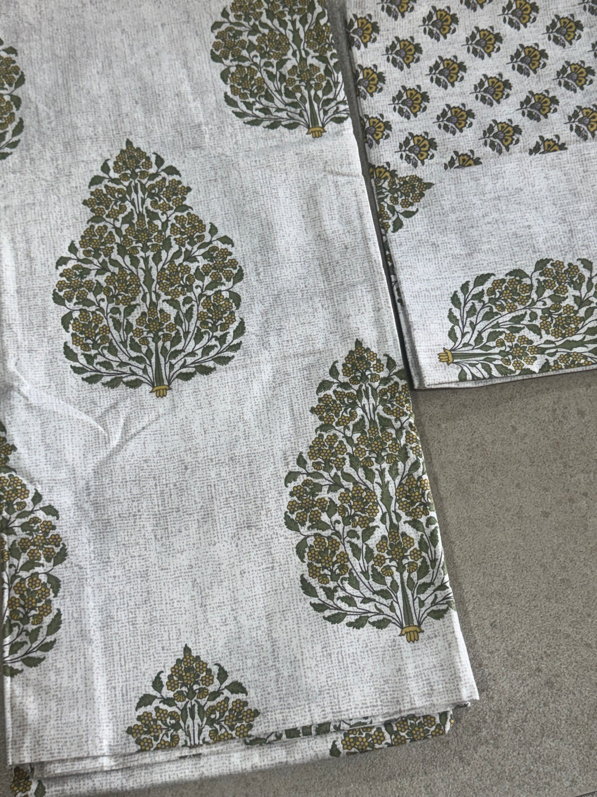 RANGMAHAL BEDSHEET WITH TWO REVERSIBLE PILLOW COVERS