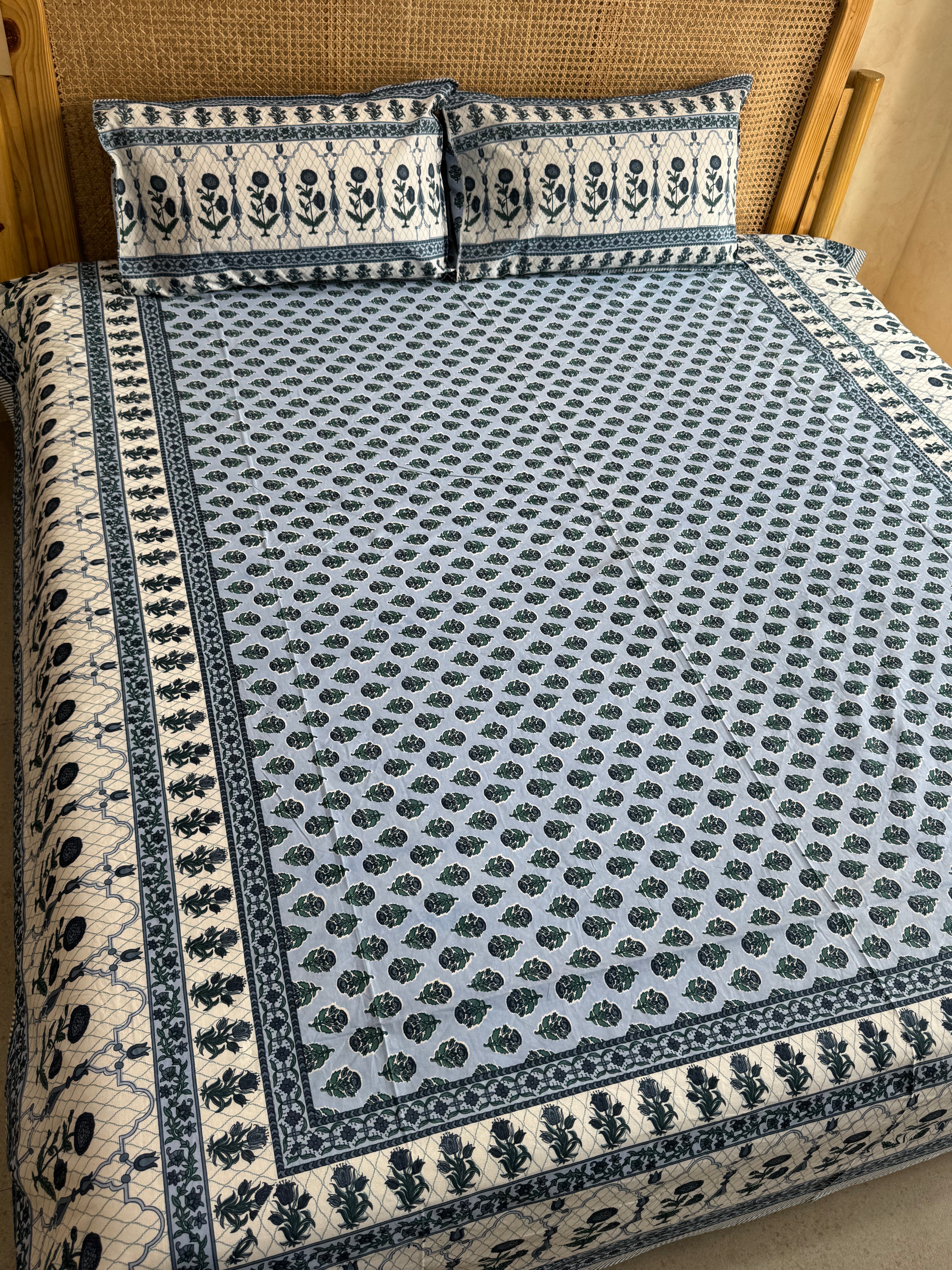 RANGREZ BEDSHEET WITH TWO REVERSIBLE PILLOW COVERS