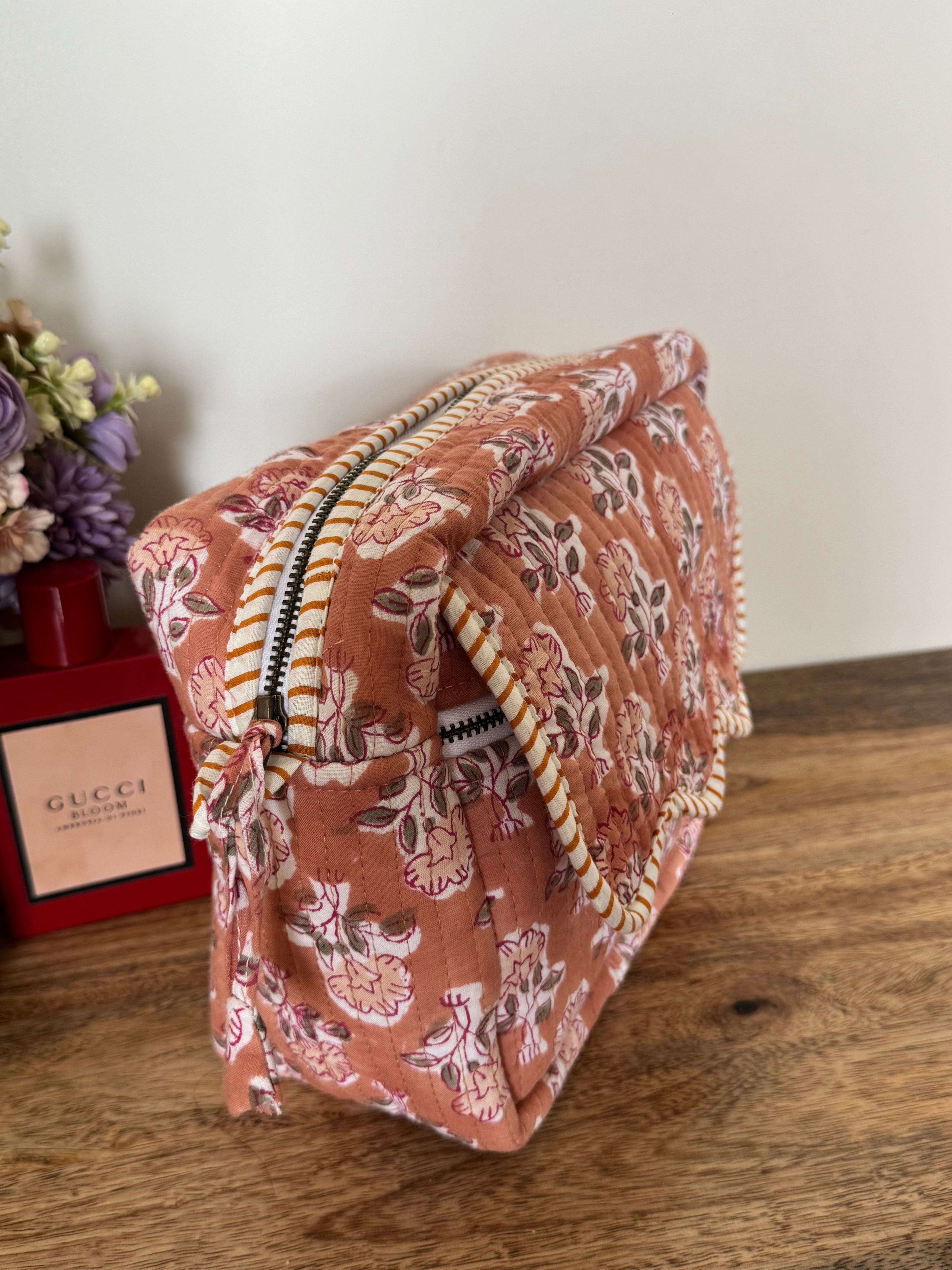 SCALLOP TOILETRY BAG