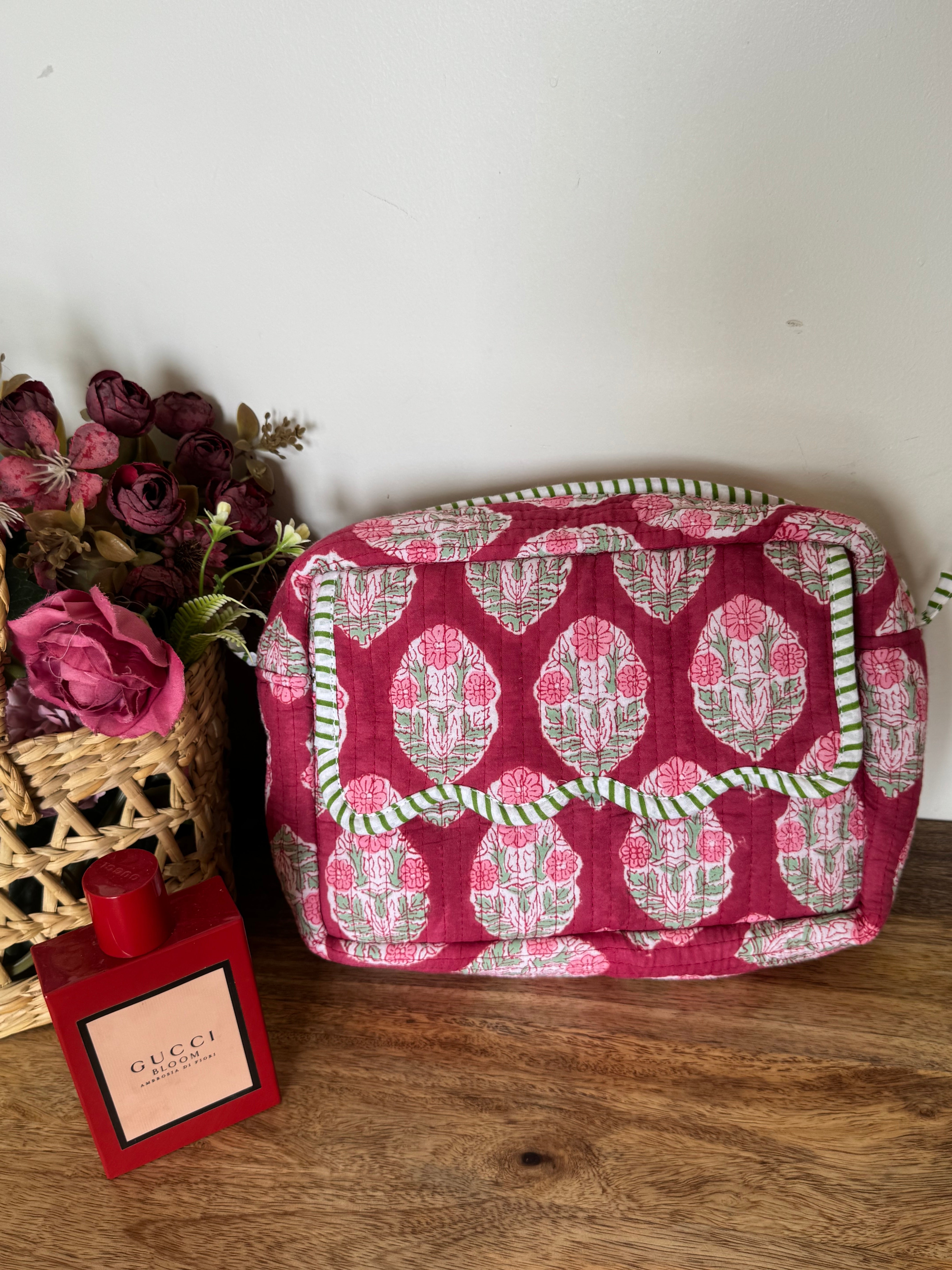 SCALLOP TOILETRY BAG