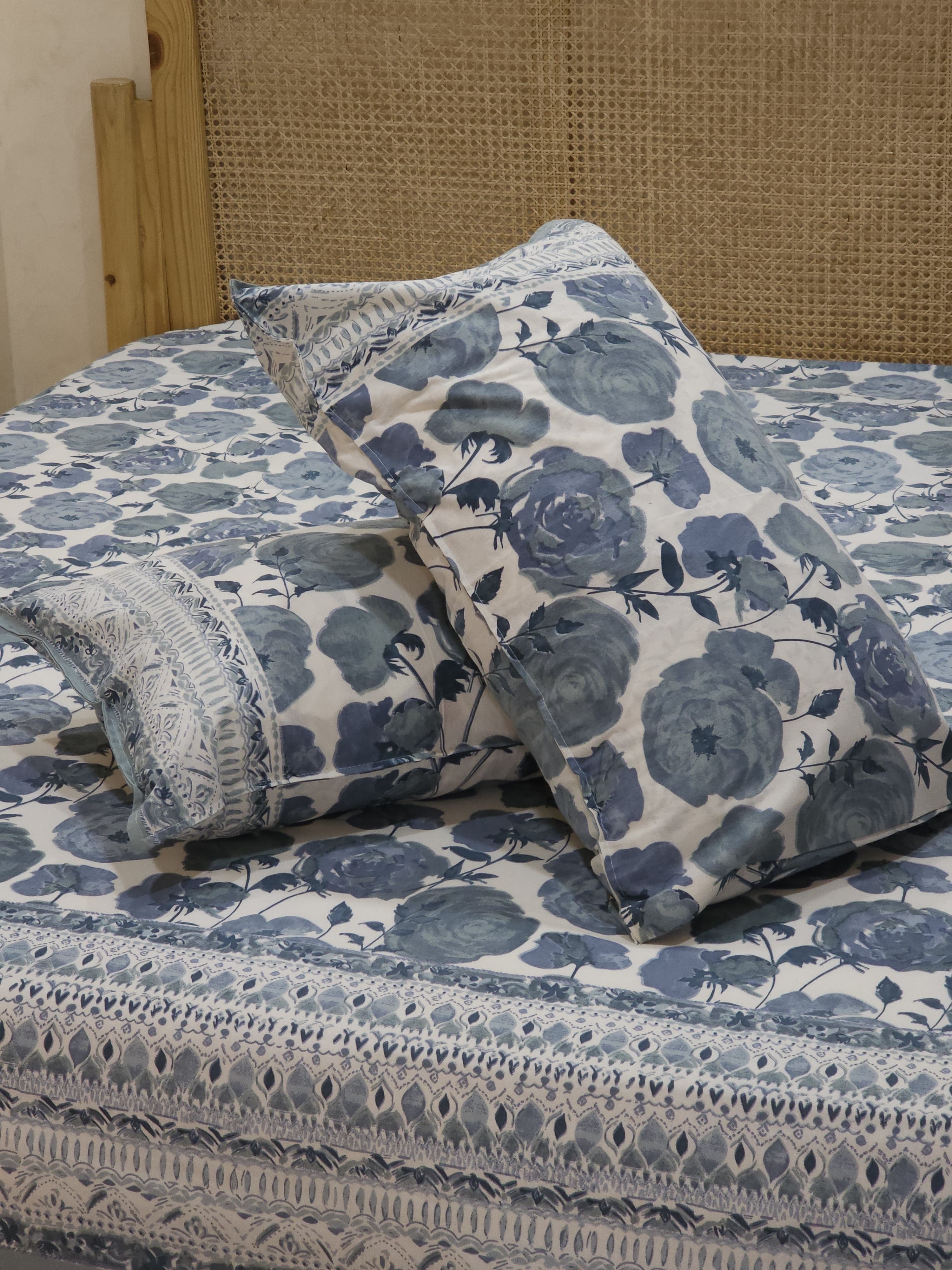 RANGREZ BEDSHEET WITH TWO REVERSIBLE PILLOW COVERS