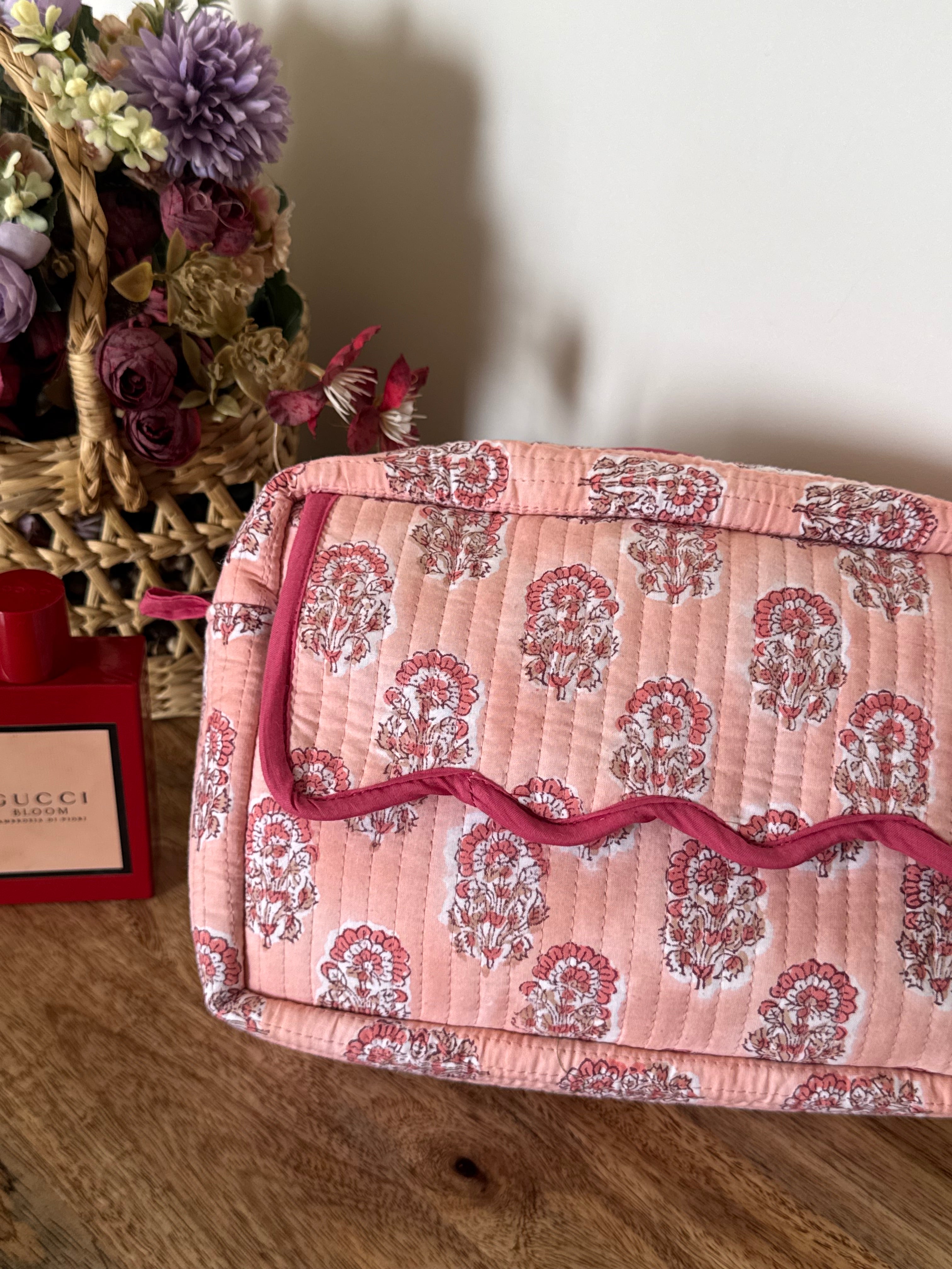 SCALLOP TOILETRY BAG