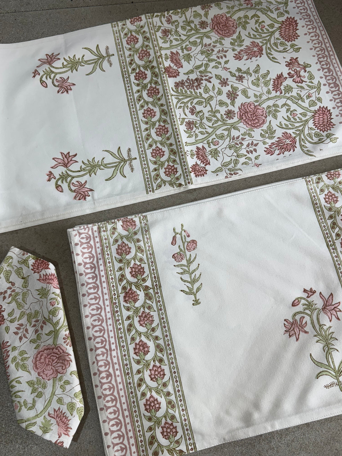 SIX SEATER TABLE RUNNER , SIX MATS AND SIX NAPKIN SET