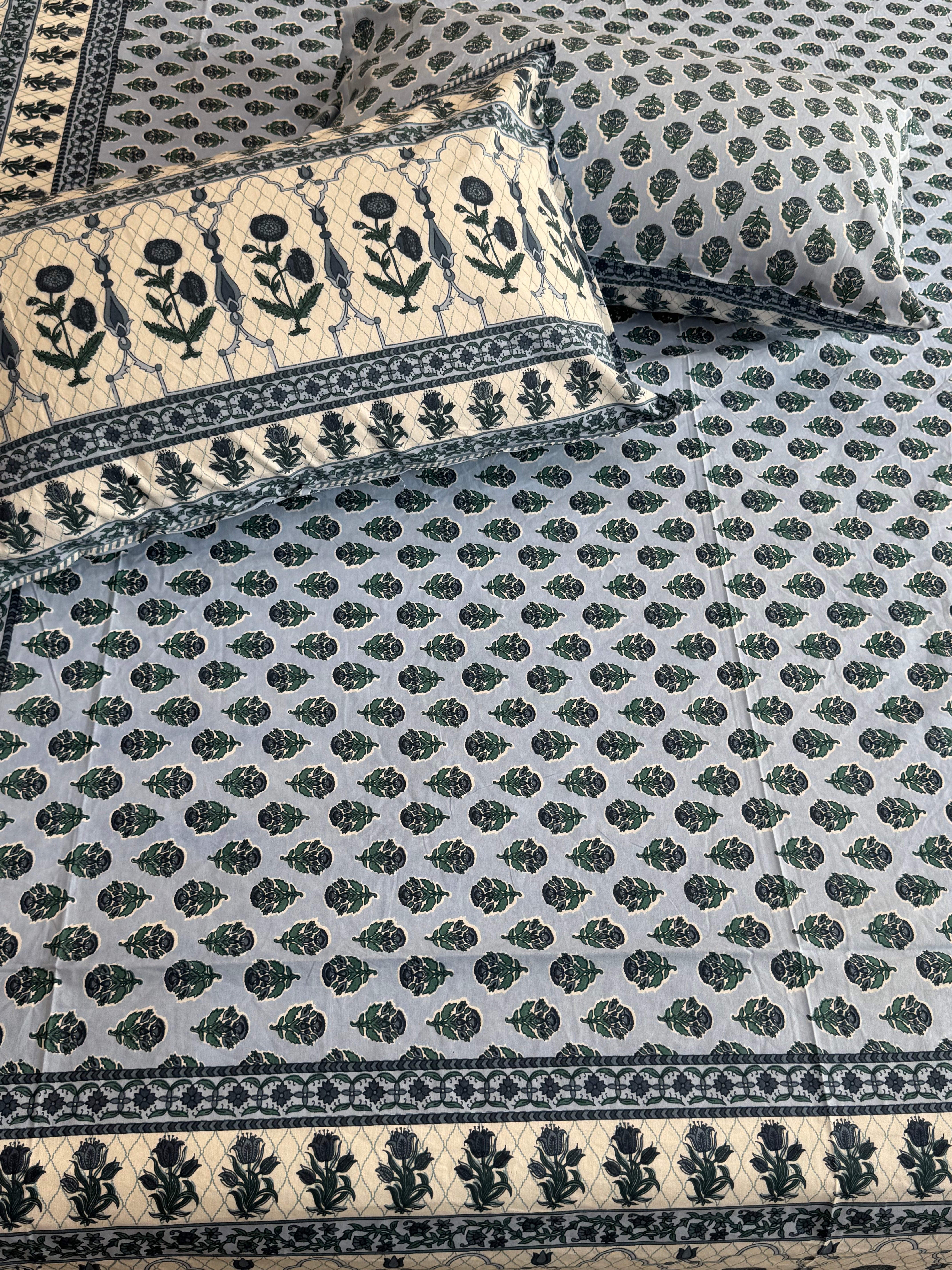 RANGREZ BEDSHEET WITH TWO REVERSIBLE PILLOW COVERS