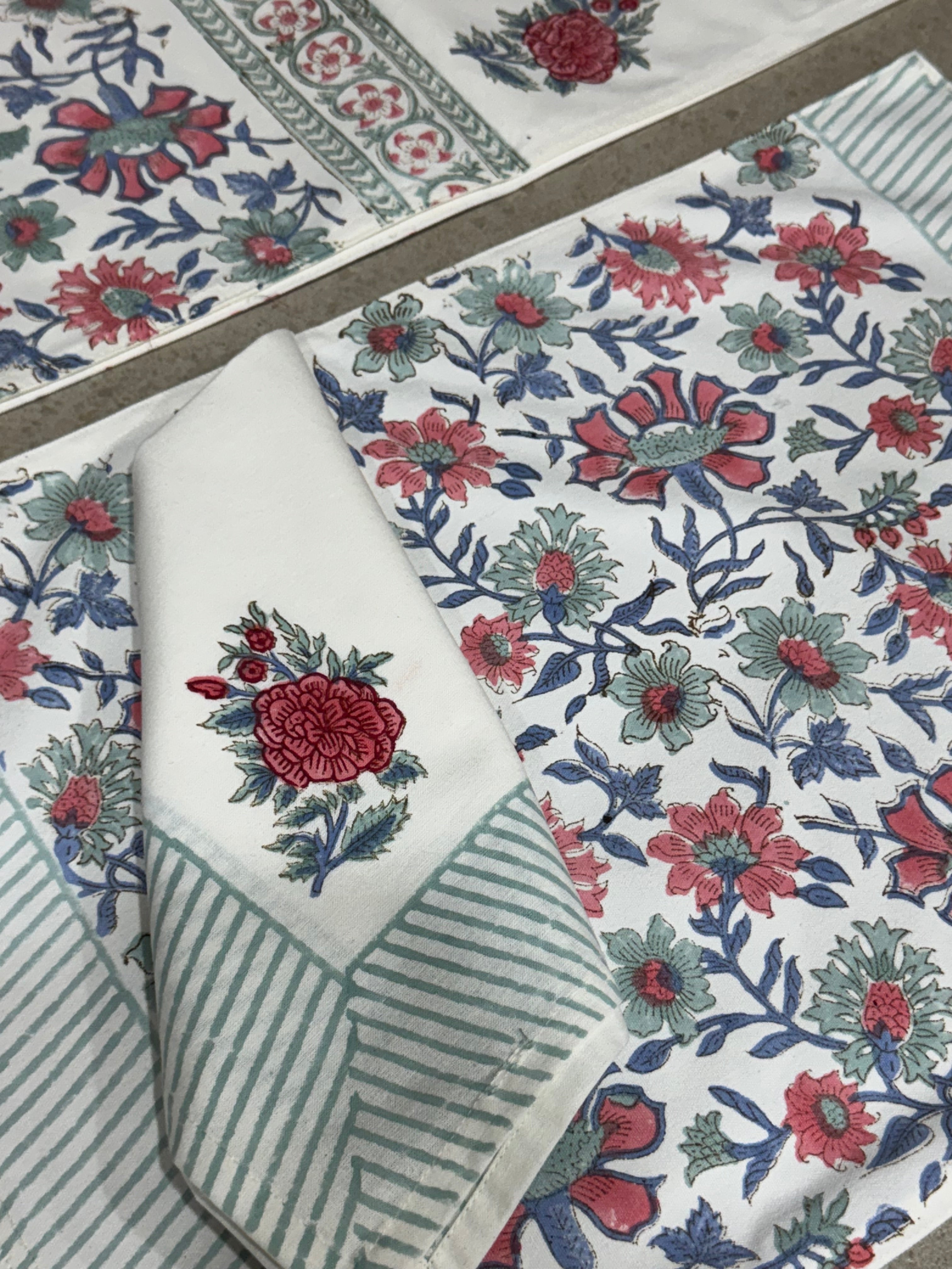 SIX SEATER TABLE RUNNER , SIX MATS AND SIX NAPKIN SET