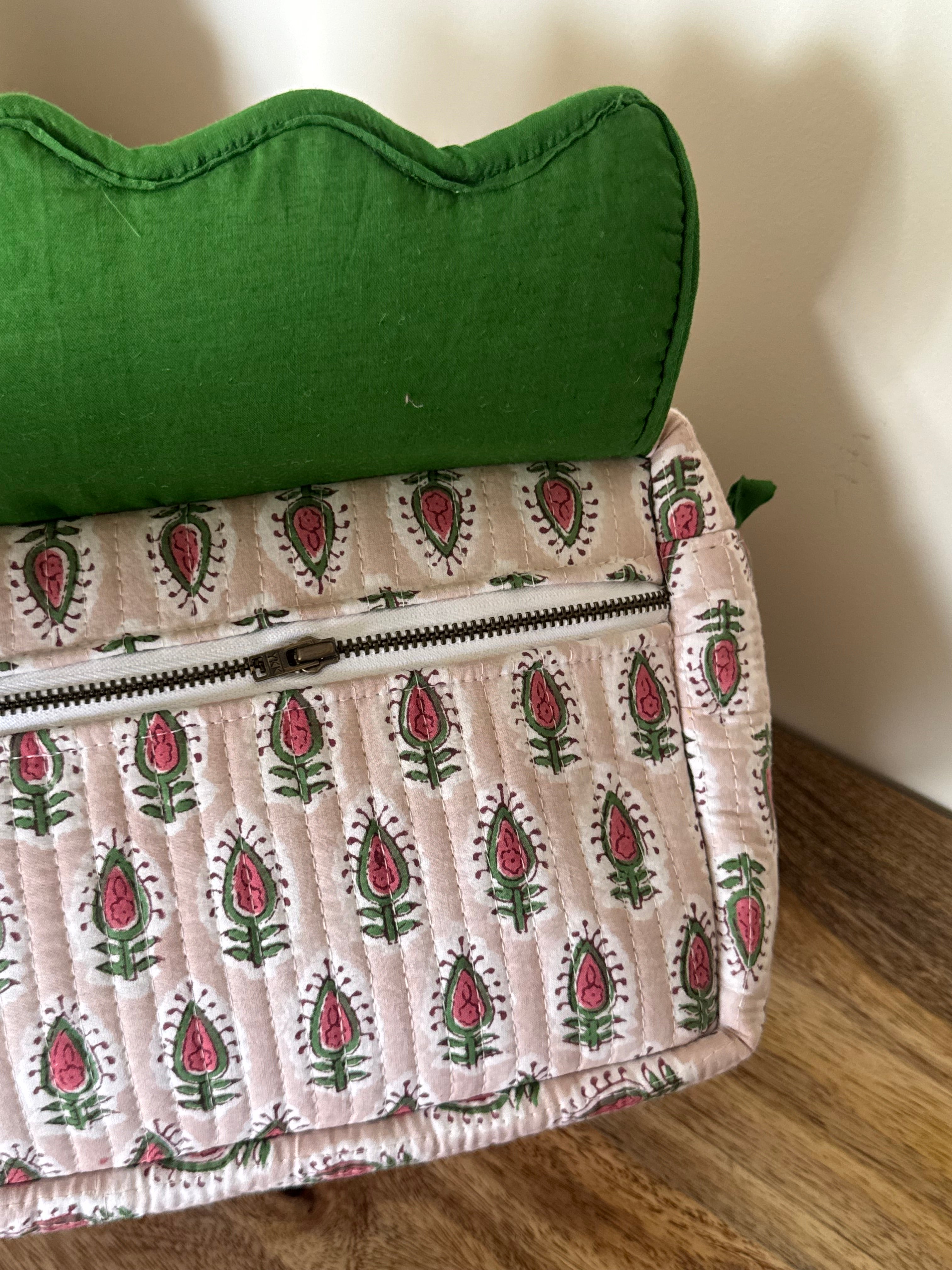 SCALLOP TOILETRY BAG