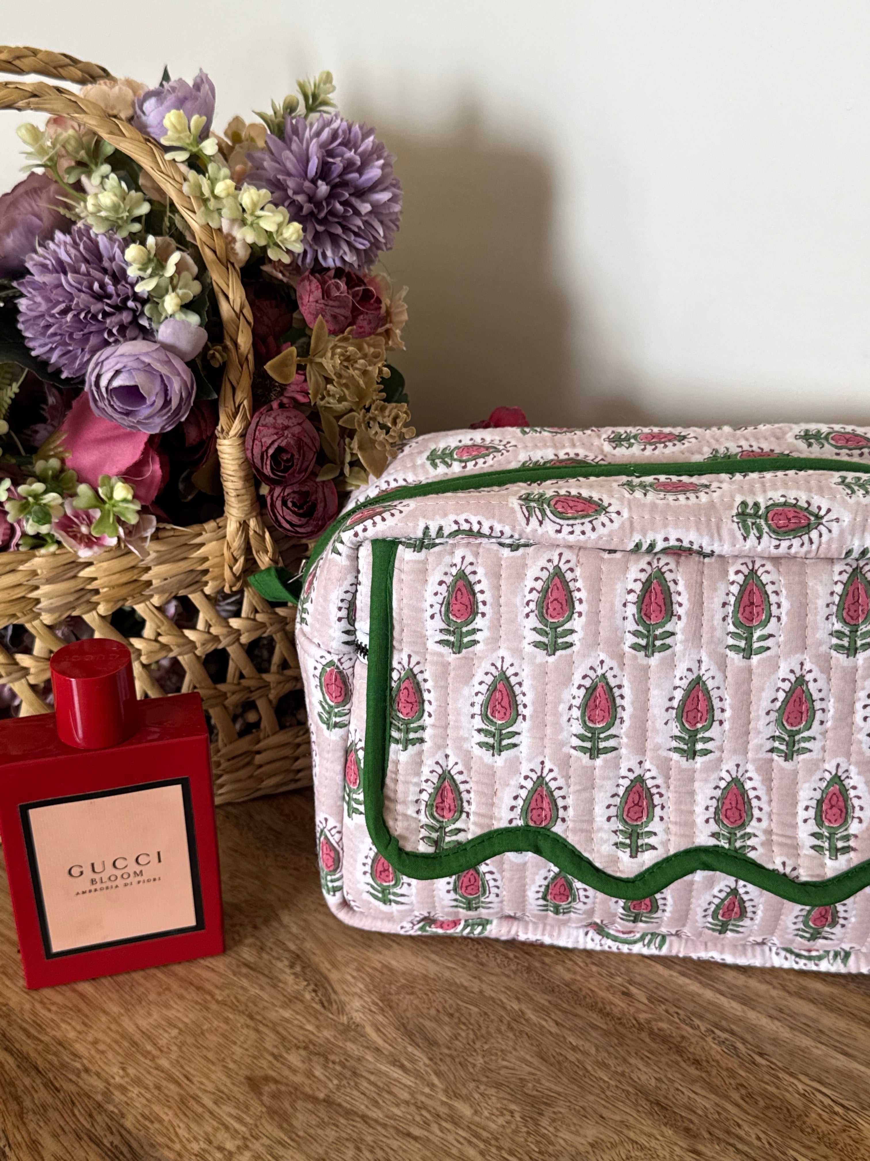 SCALLOP TOILETRY BAG