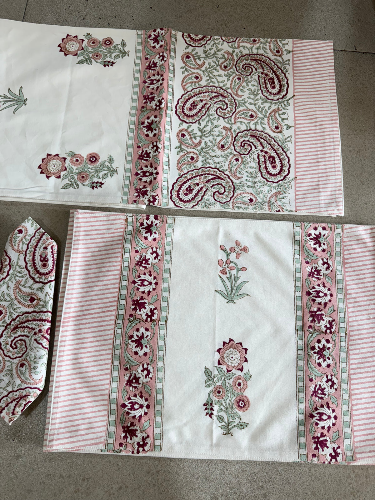 SIX SEATER TABLE RUNNER , SIX MATS AND SIX NAPKIN SET