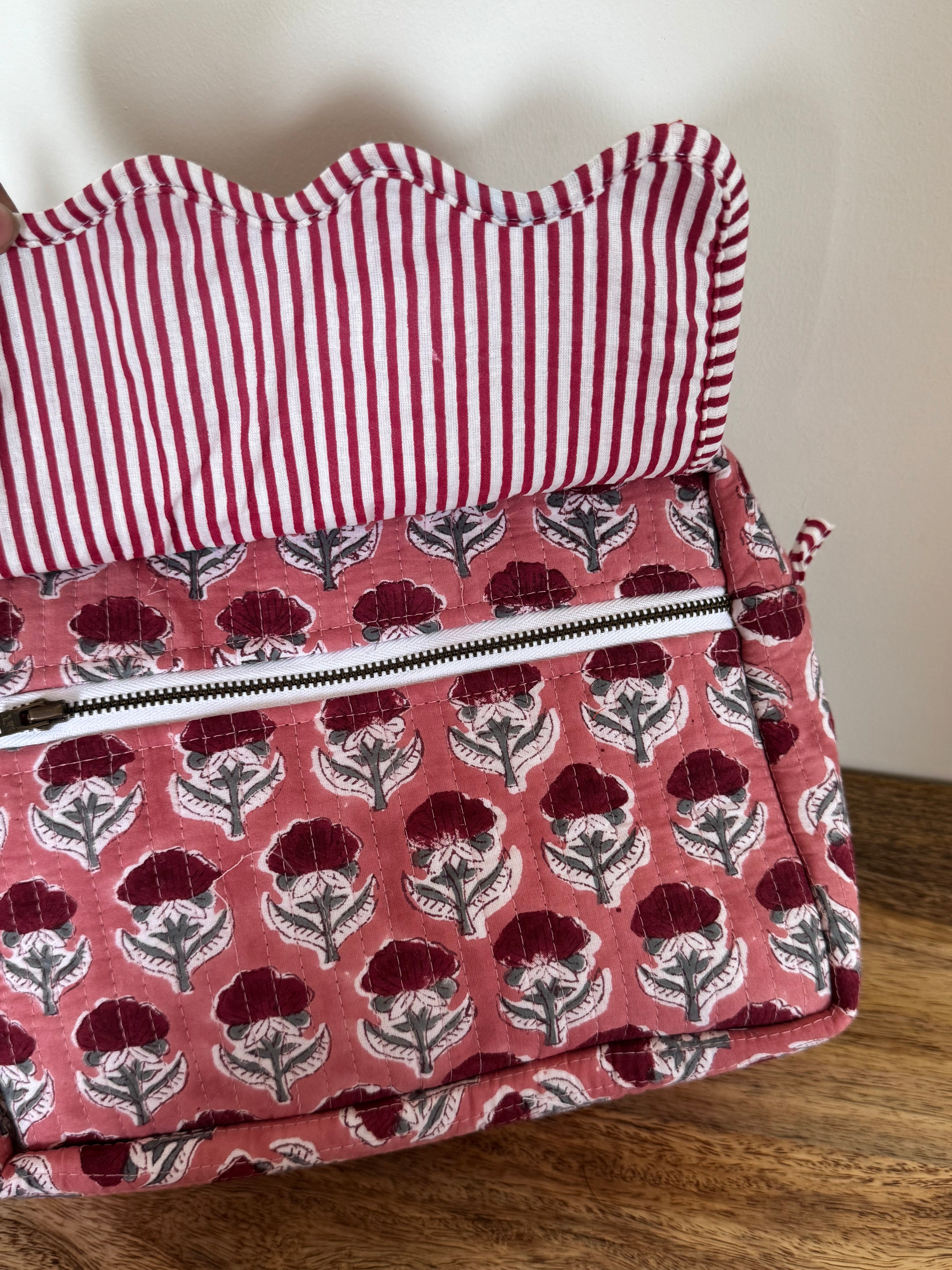 SCALLOP TOILETRY BAG