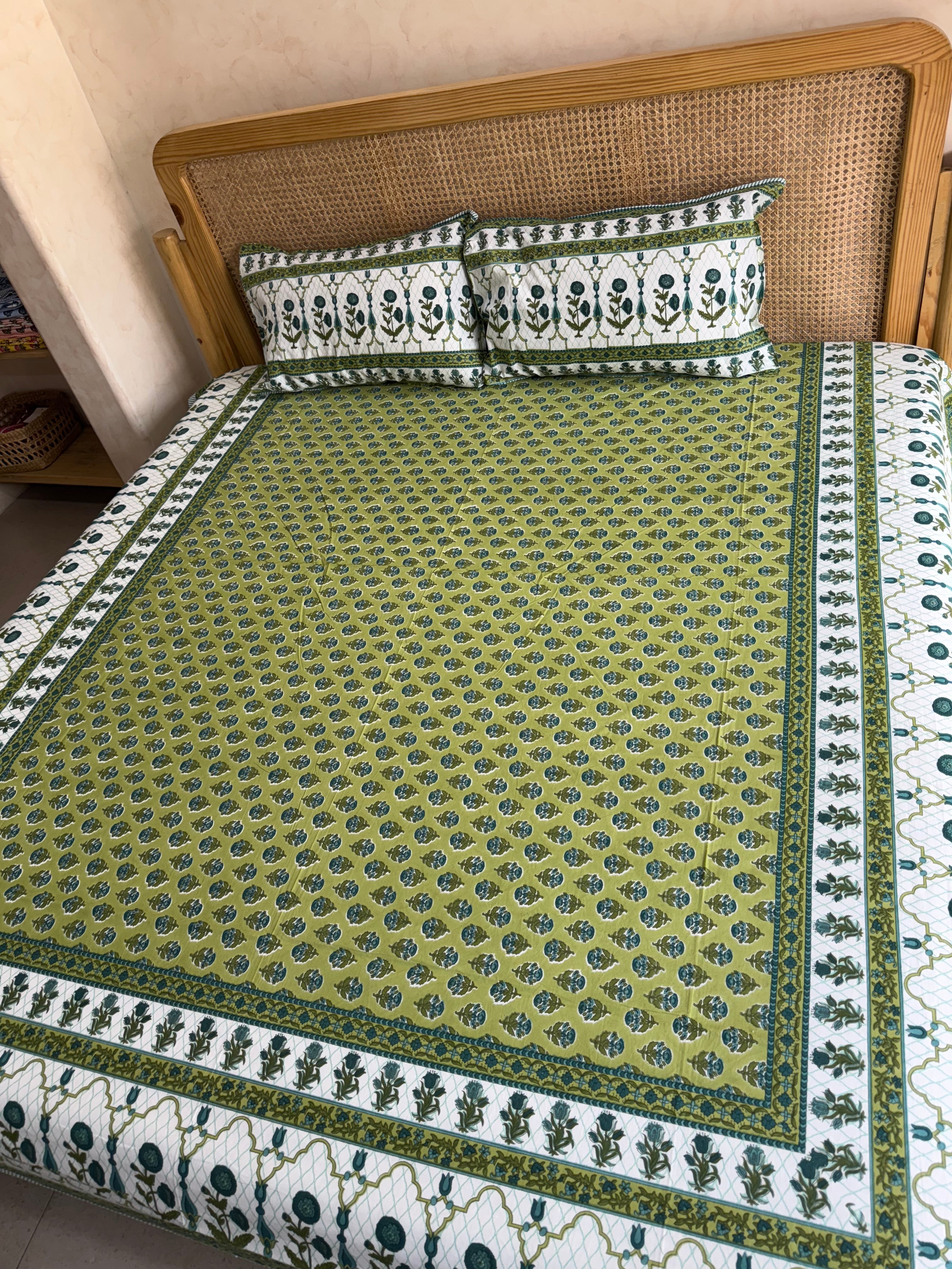 RANGREZ BEDSHEET WITH TWO REVERSIBLE PILLOW COVERS