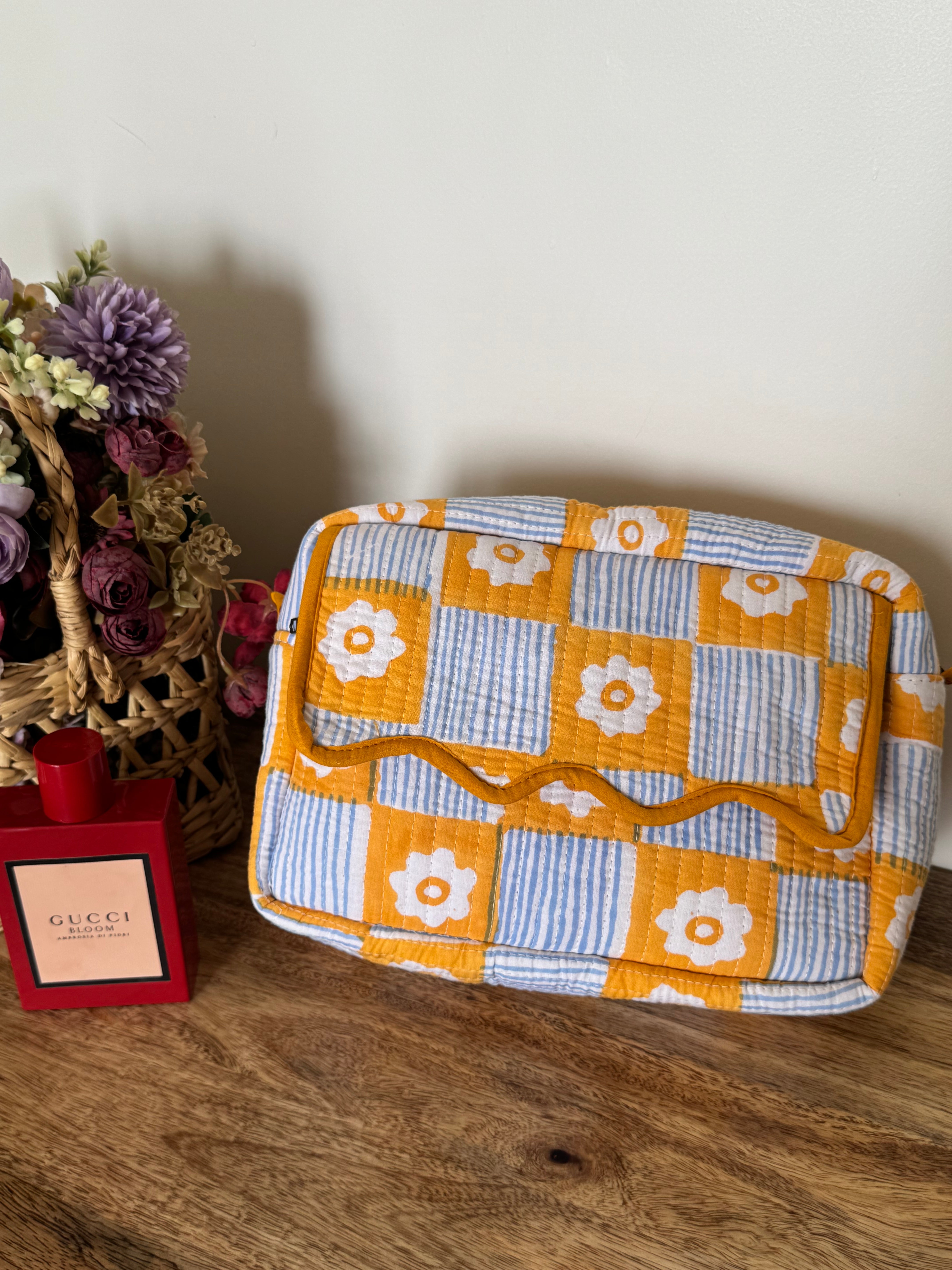 SCALLOP TOILETRY BAG