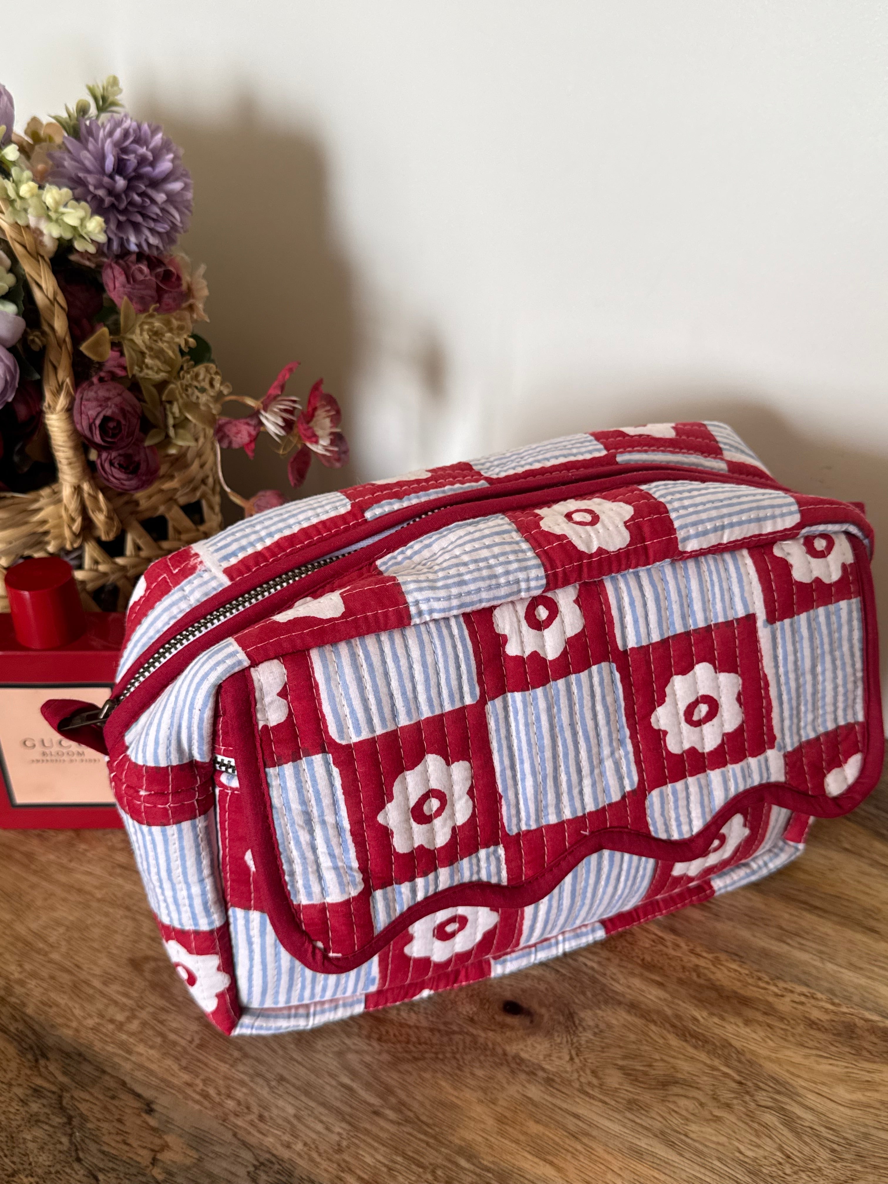SCALLOP TOILETRY BAG
