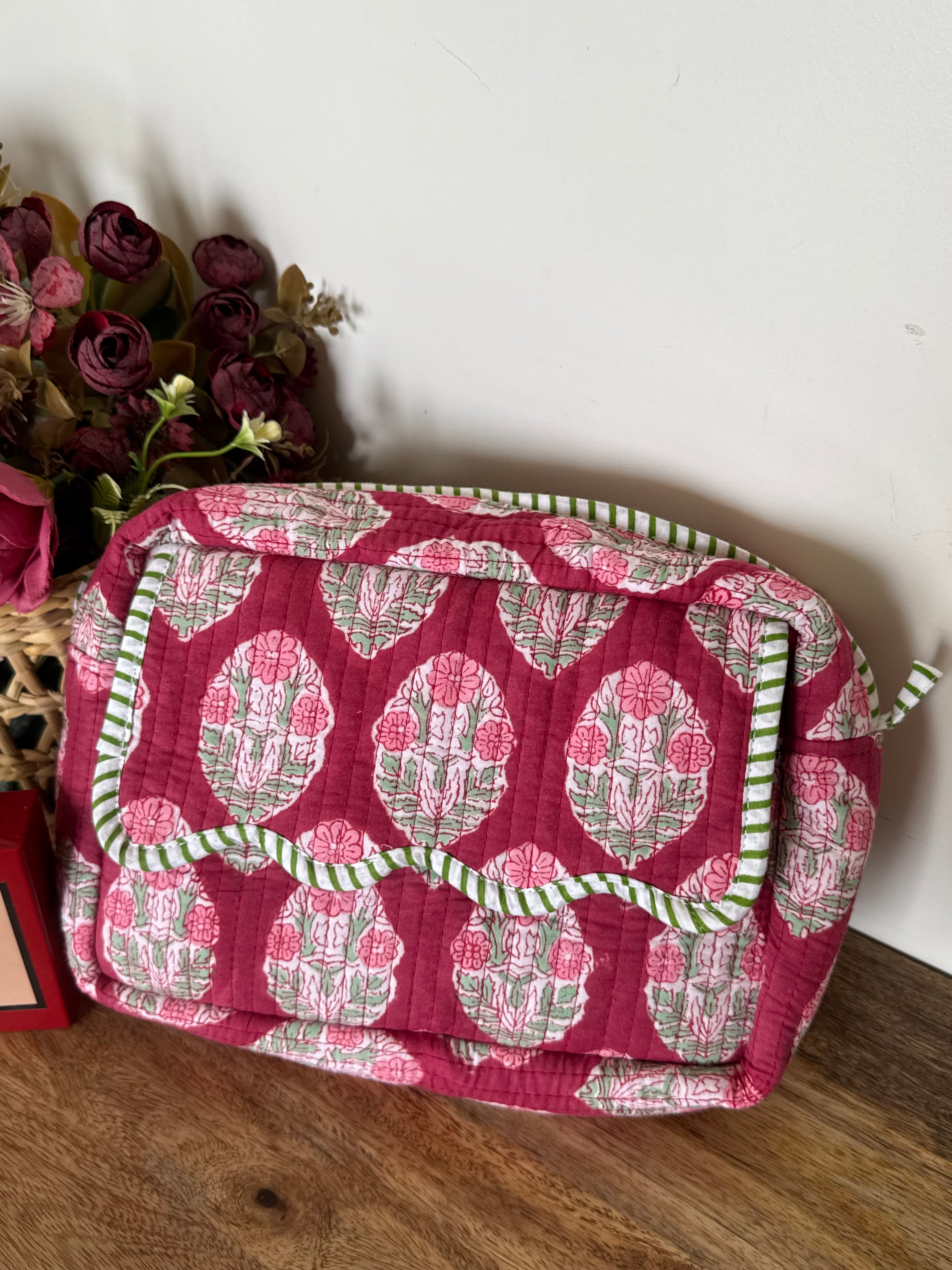 SCALLOP TOILETRY BAG