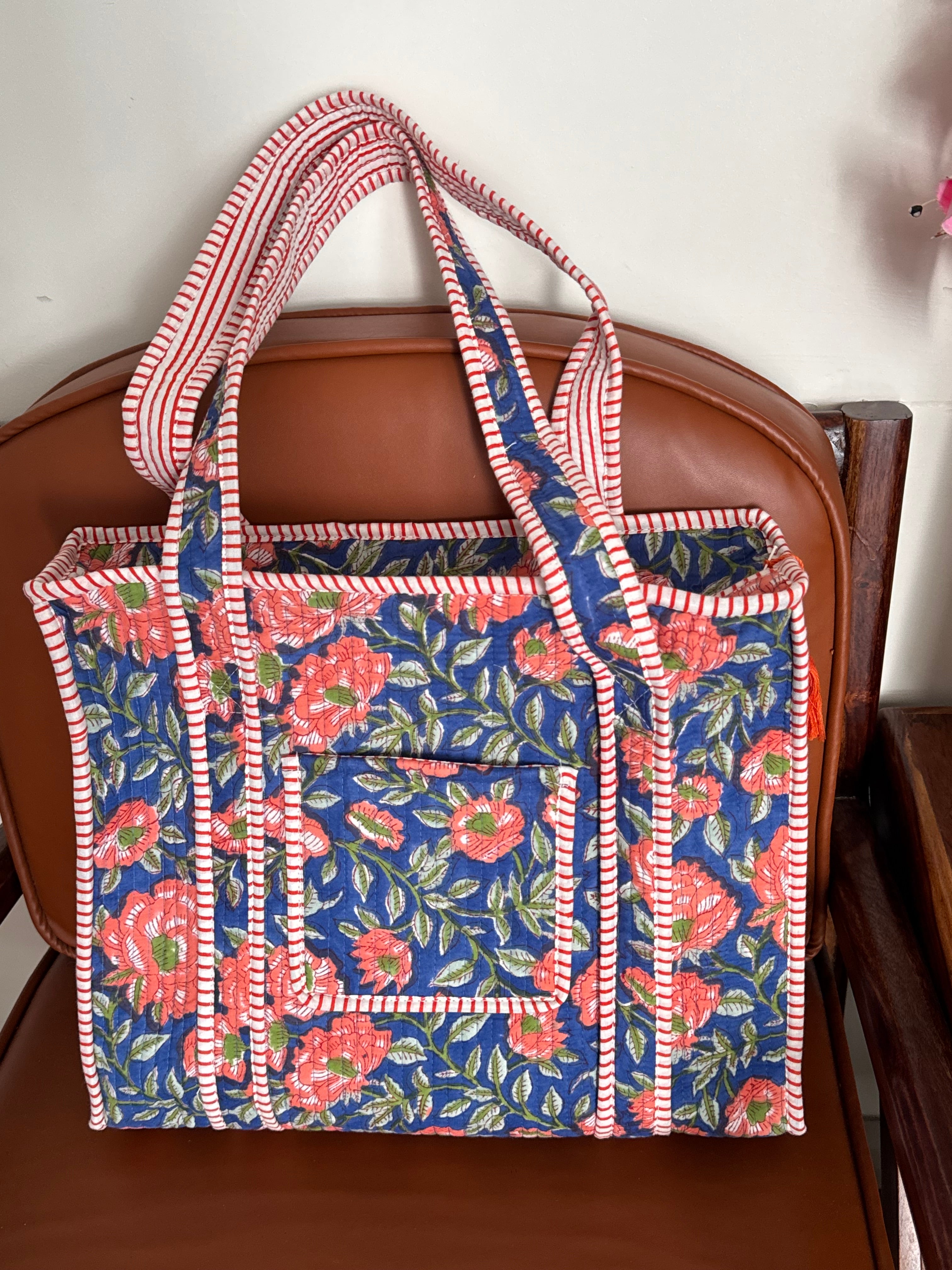 MEDIUM TOTE BAG WITH THREE POCKETS