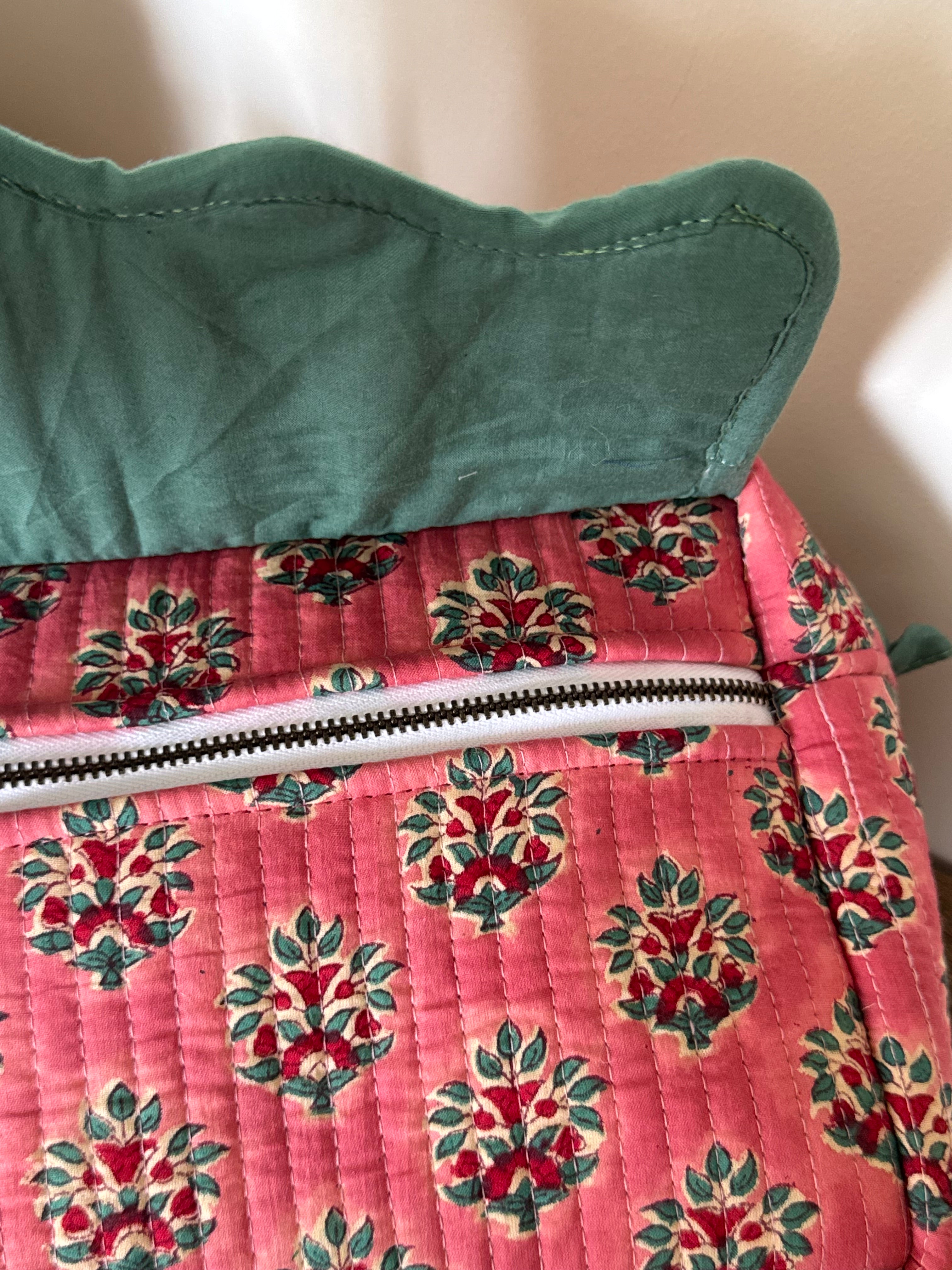 SCALLOP TOILETRY BAG