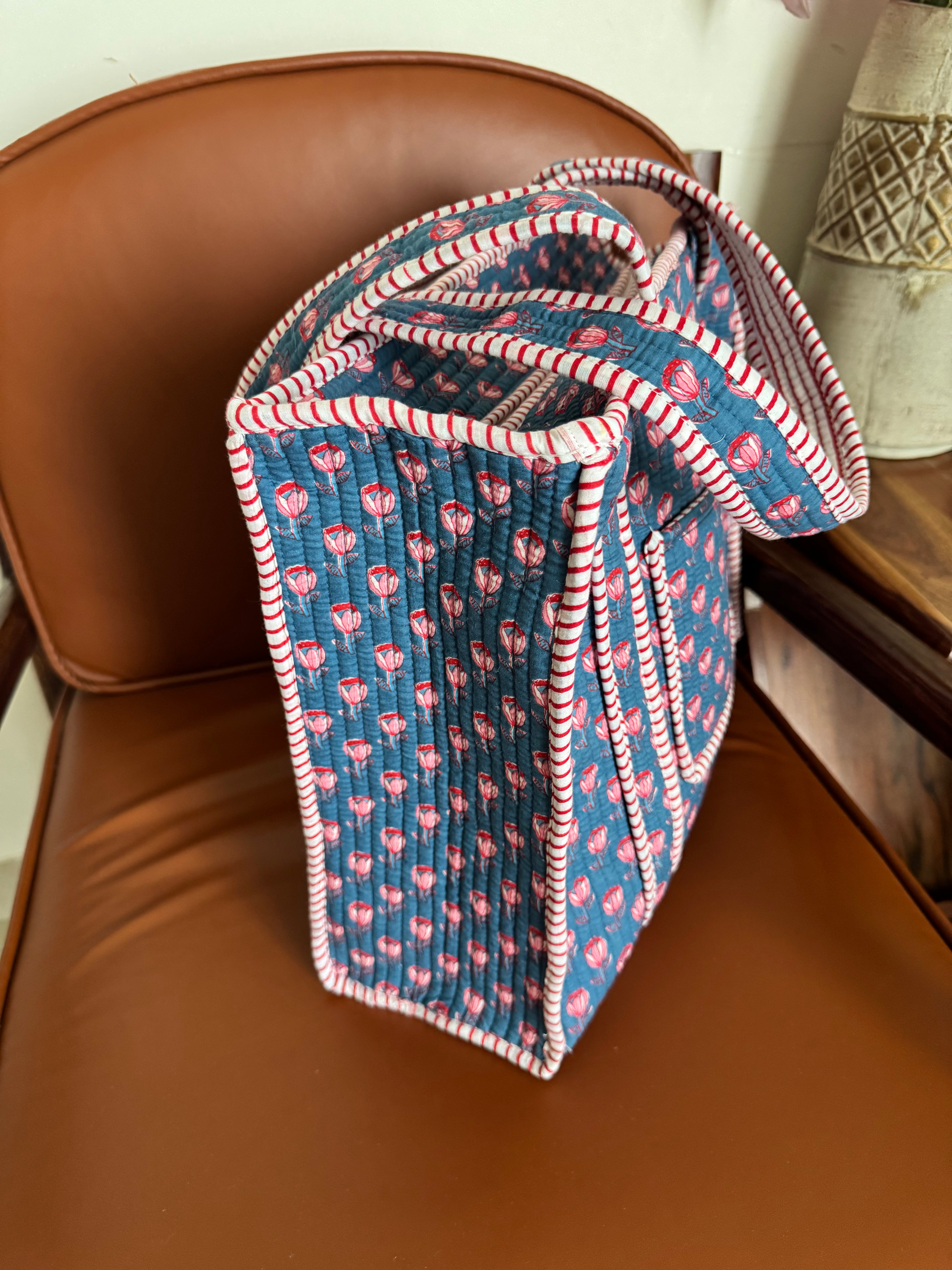 MEDIUM TOTE BAG WITH THREE POCKETS