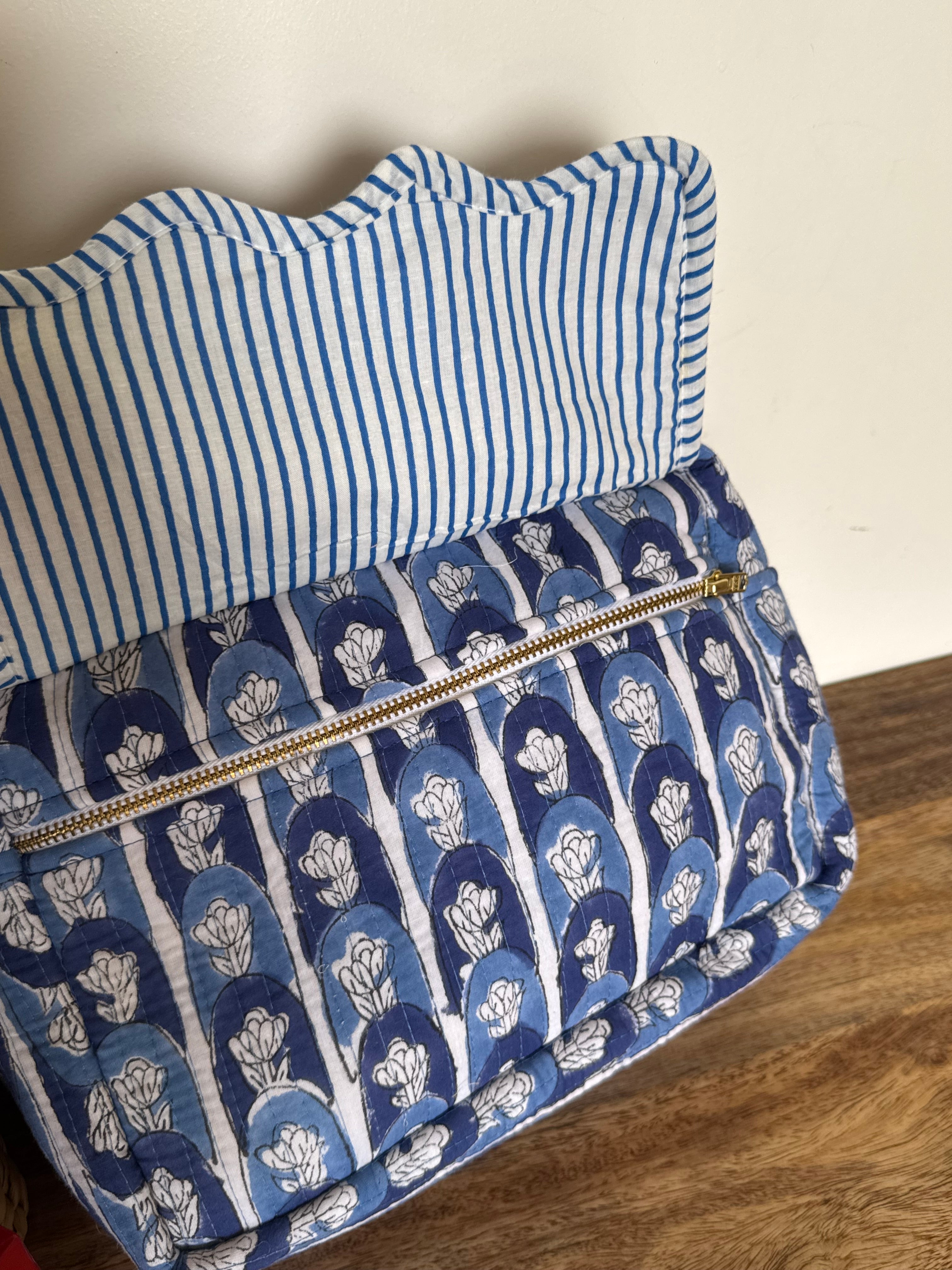 SCALLOP TOILETRY BAG