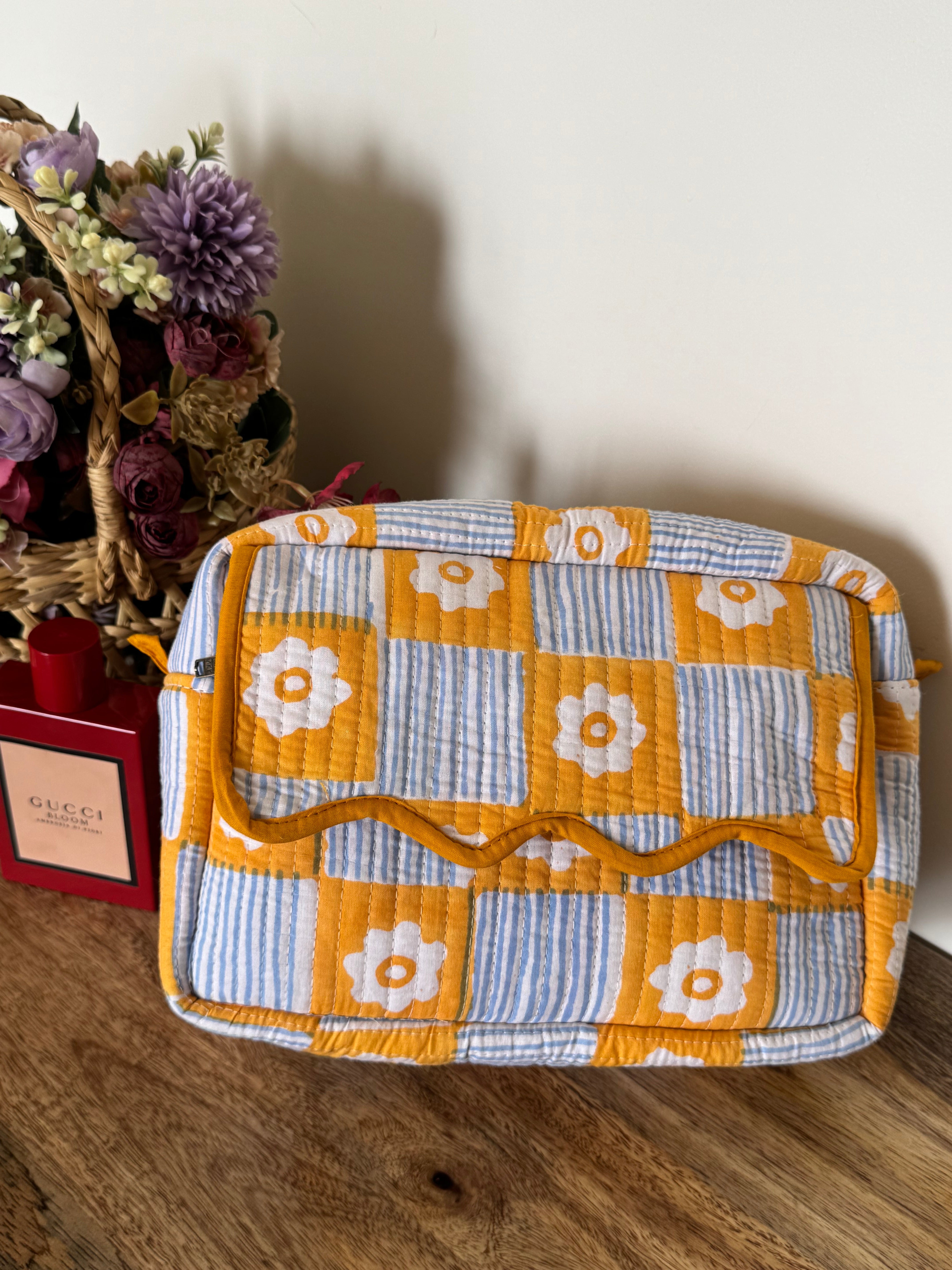 SCALLOP TOILETRY BAG
