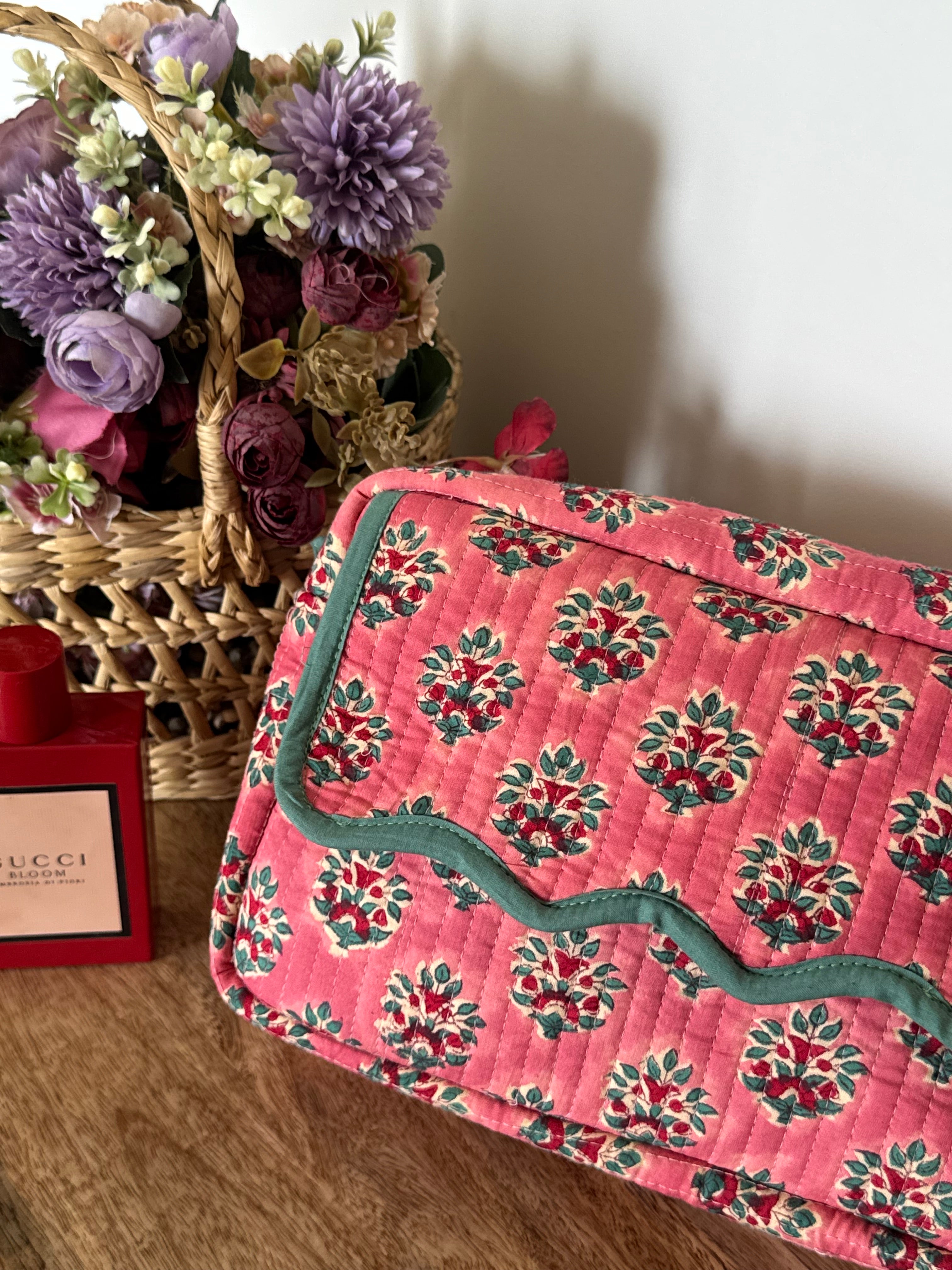SCALLOP TOILETRY BAG