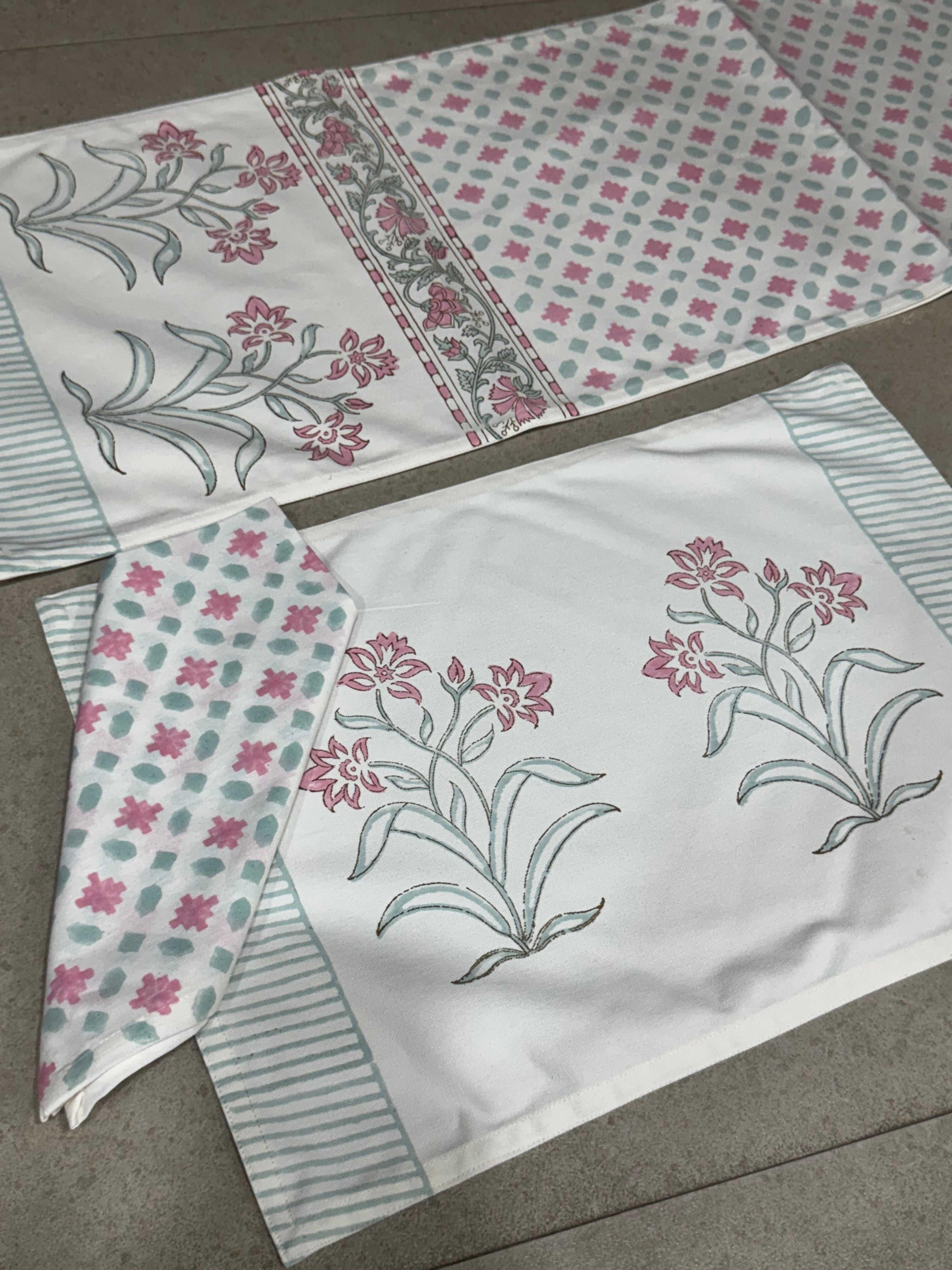 SIX SEATER TABLE RUNNER , SIX MATS AND SIX NAPKIN SET