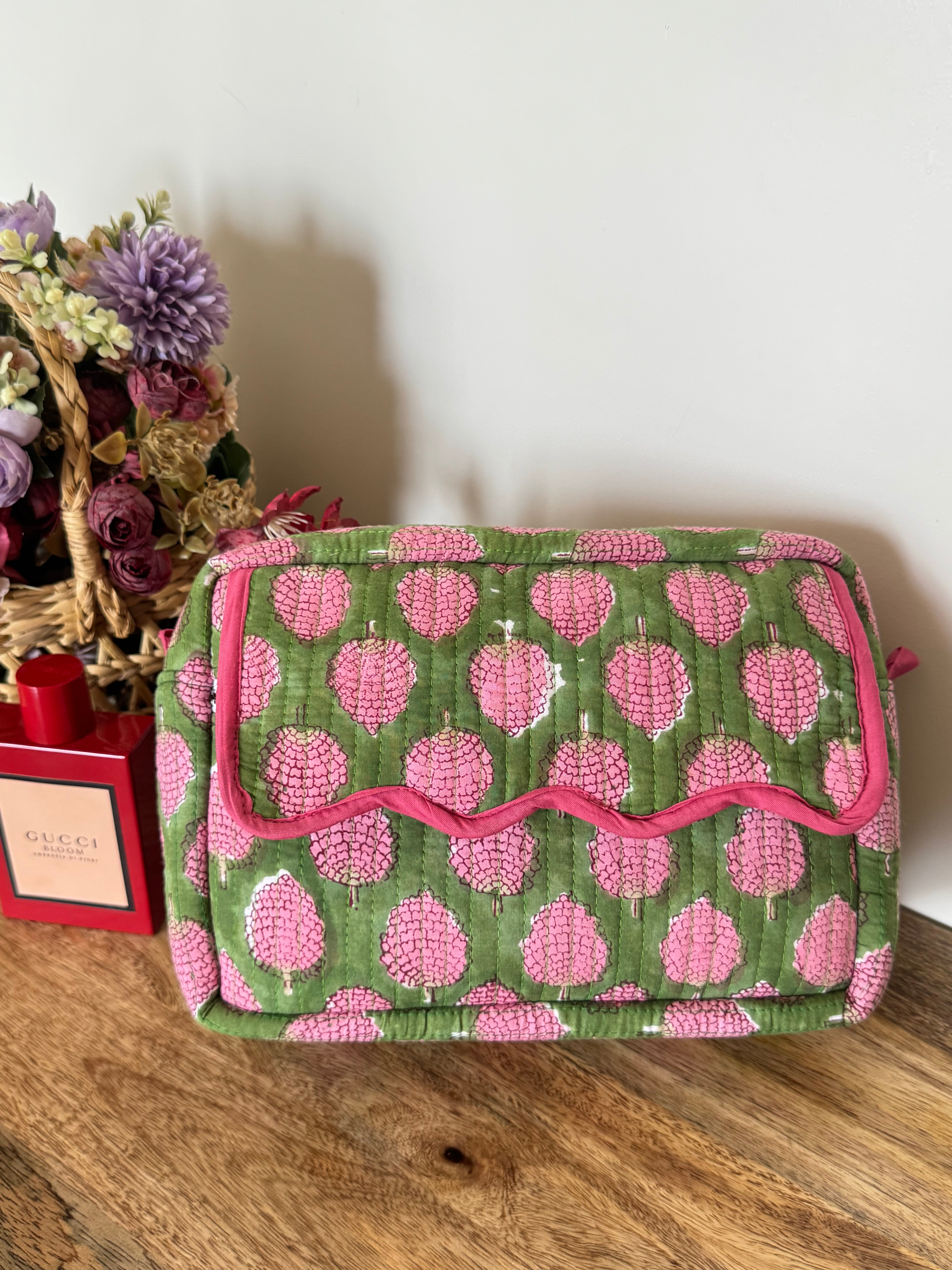 SCALLOP TOILETRY BAG