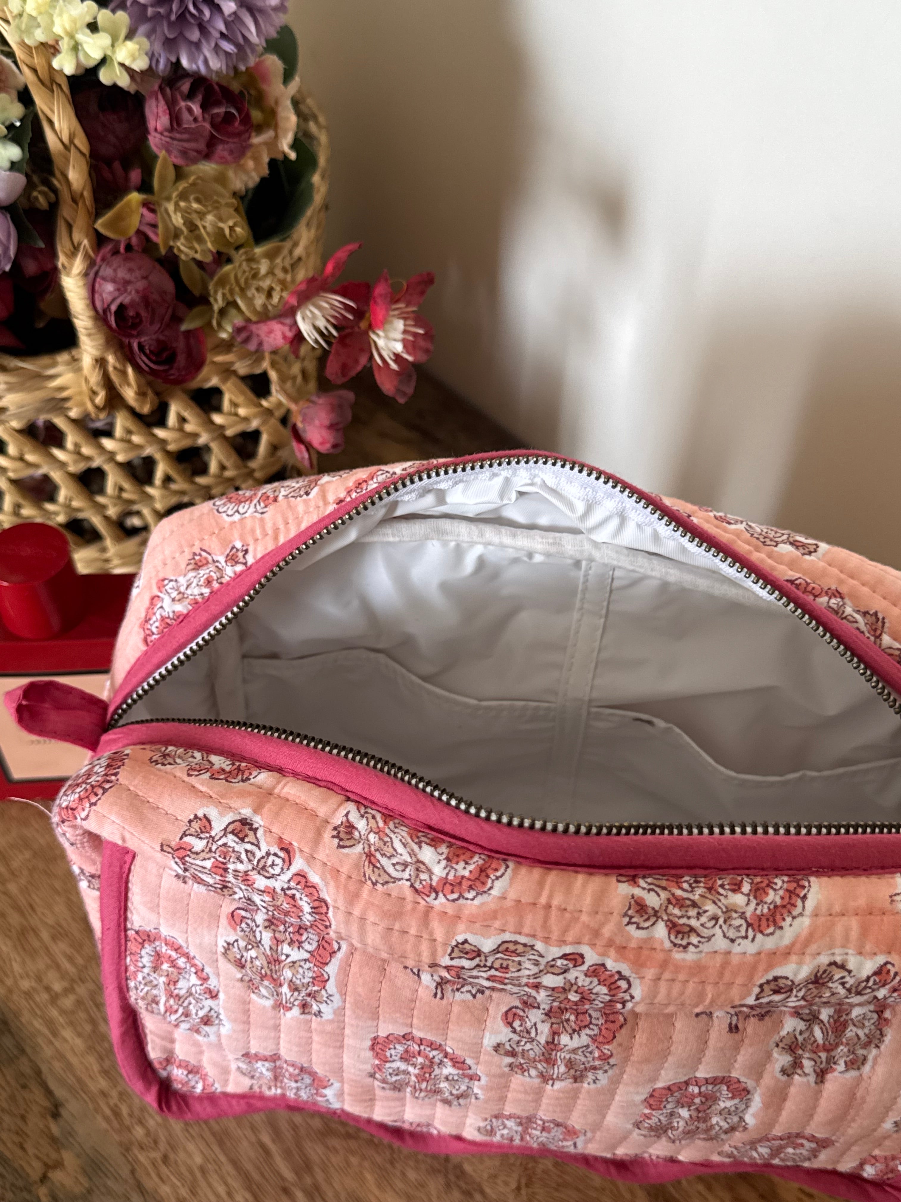 SCALLOP TOILETRY BAG