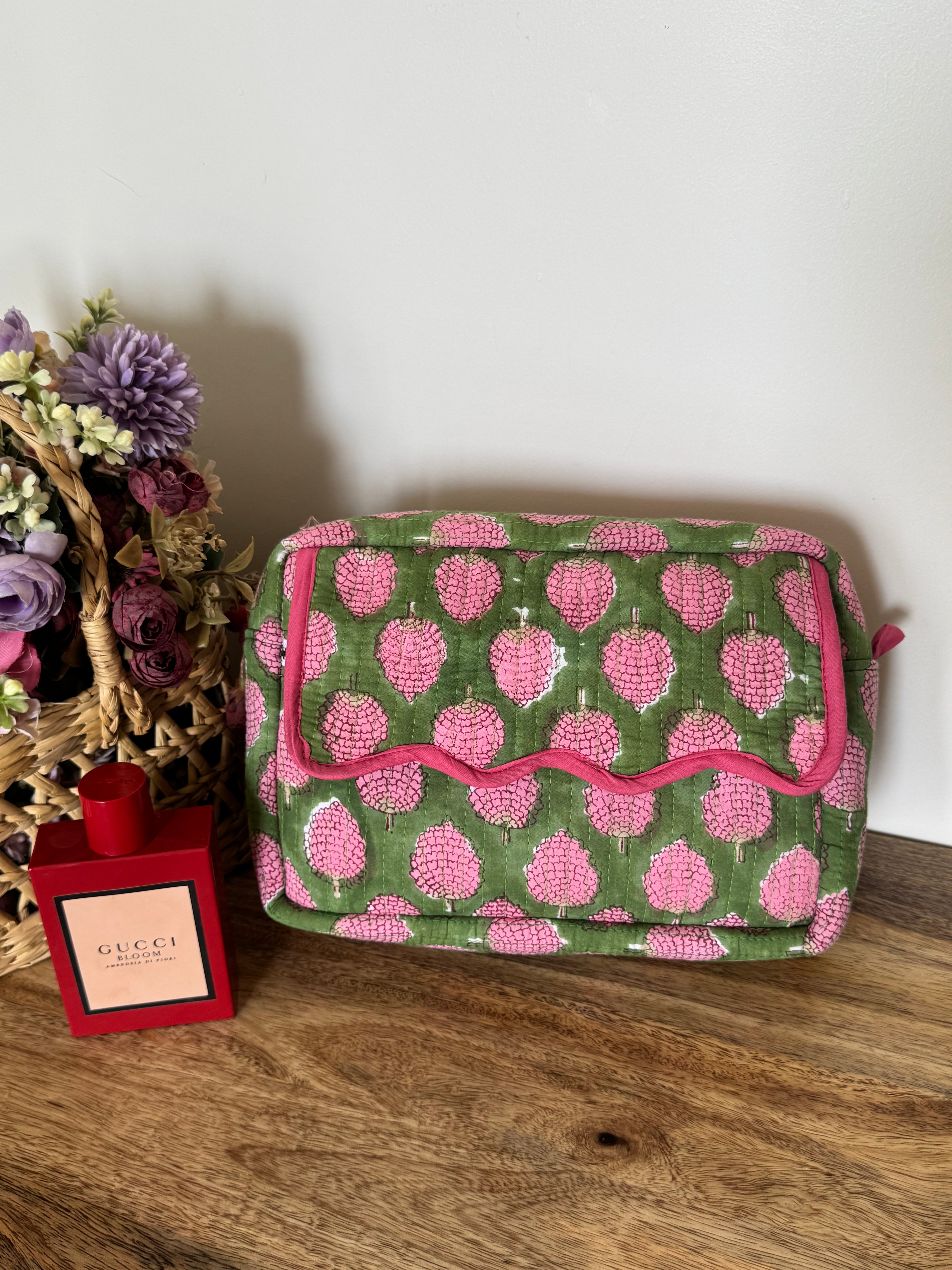 SCALLOP TOILETRY BAG