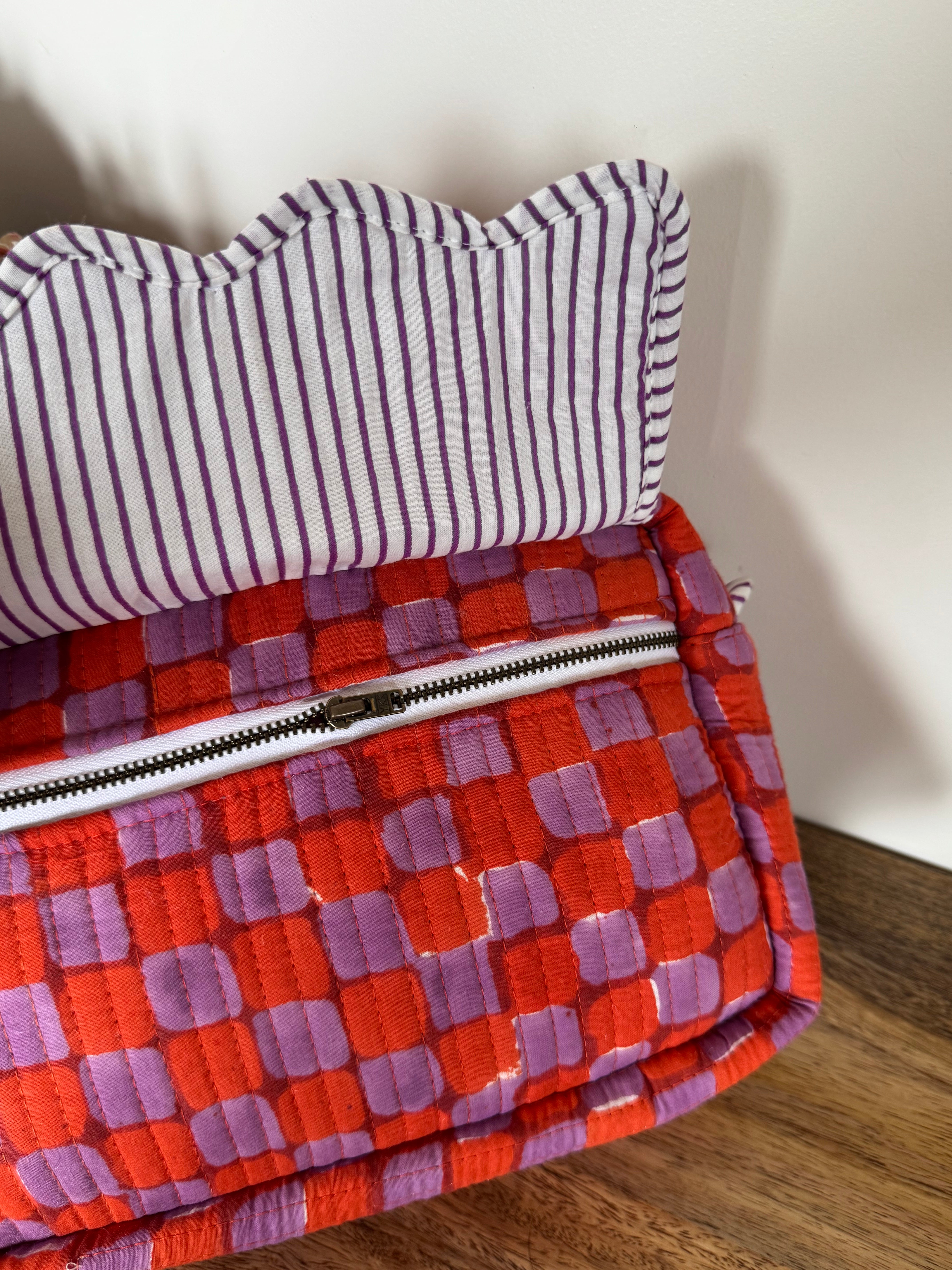 SCALLOP TOILETRY BAG