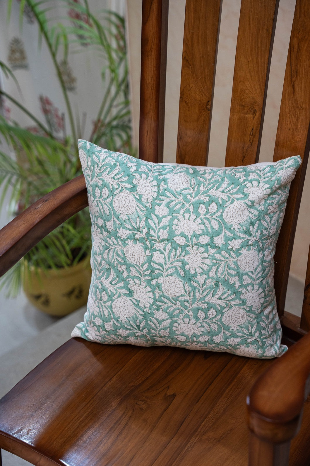 A PAIR OF HANDBLOCK PRINTED 16*16 INCHES CUSHION COVER