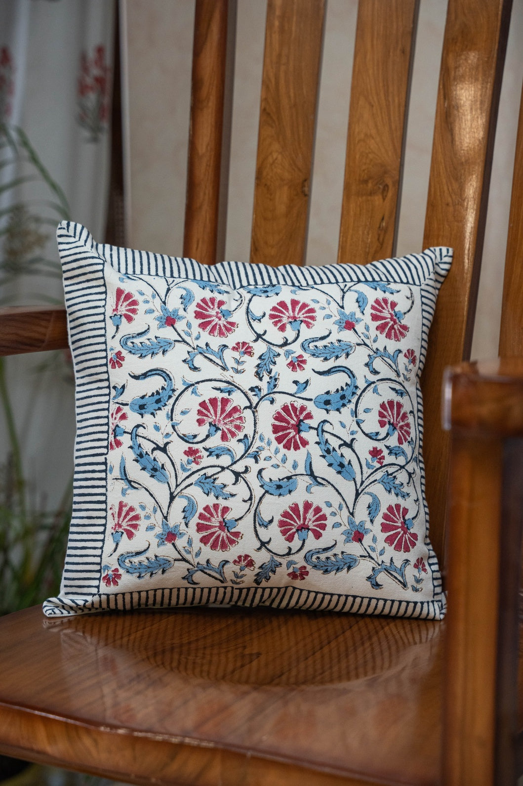 A PAIR OF HANDBLOCK PRINTED 16*16 INCHES CUSHION COVER