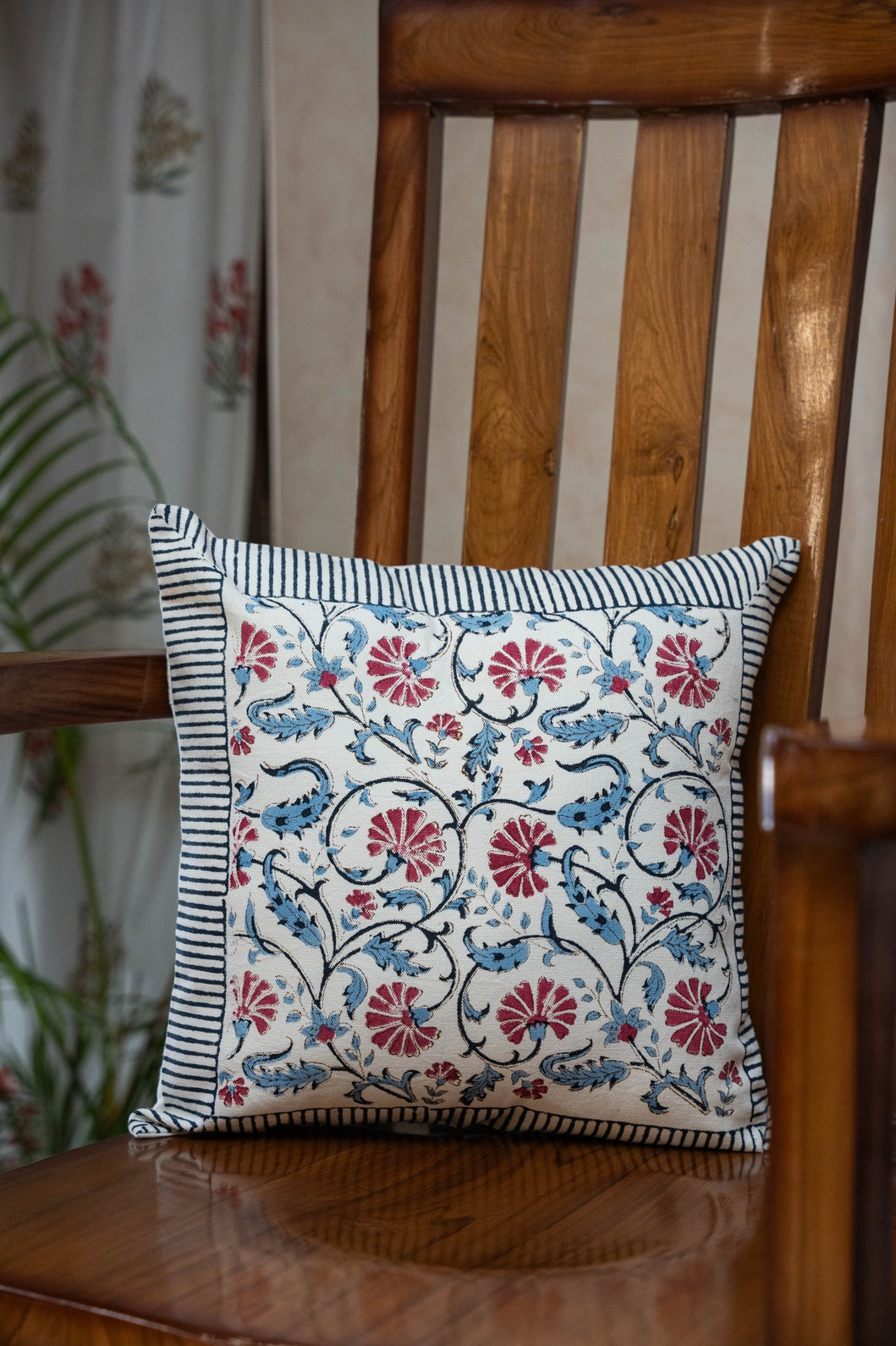 A PAIR OF HANDBLOCK PRINTED 16*16 INCHES CUSHION COVER