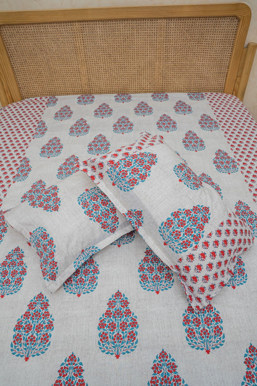 TYOHAAR BEDSHEET WITH TWO PILLOW CASES