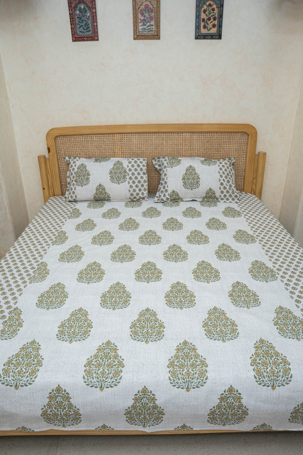 TYOHAAR BEDSHEET WITH TWO PILLOW CASES