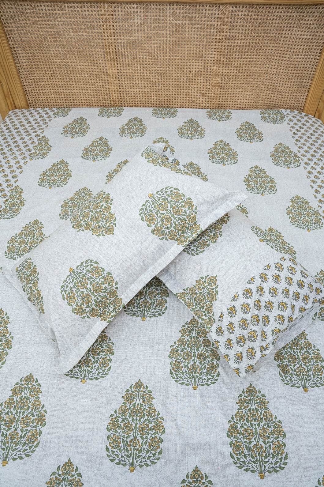 TYOHAAR BEDSHEET WITH TWO PILLOW CASES
