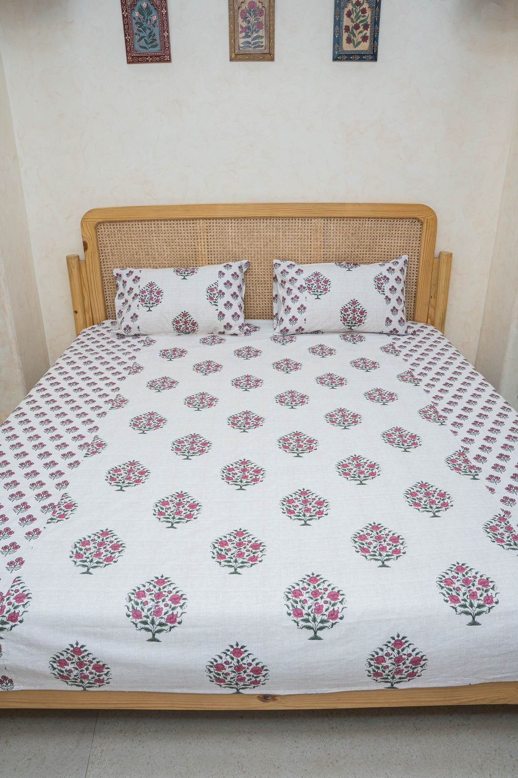 TYOHAAR BEDSHEET WITH TWO PILLOW CASES