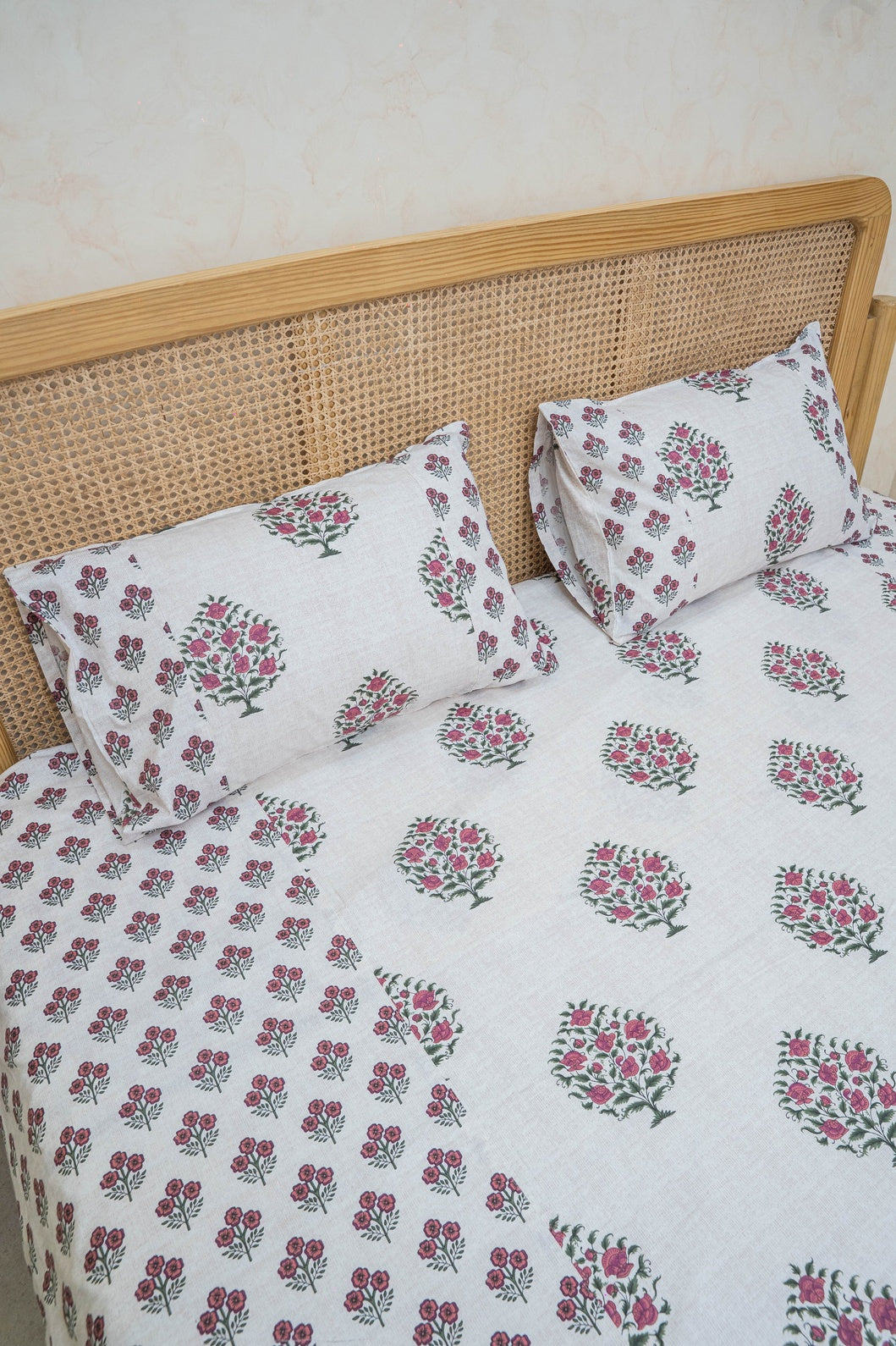 TYOHAAR BEDSHEET WITH TWO PILLOW CASES