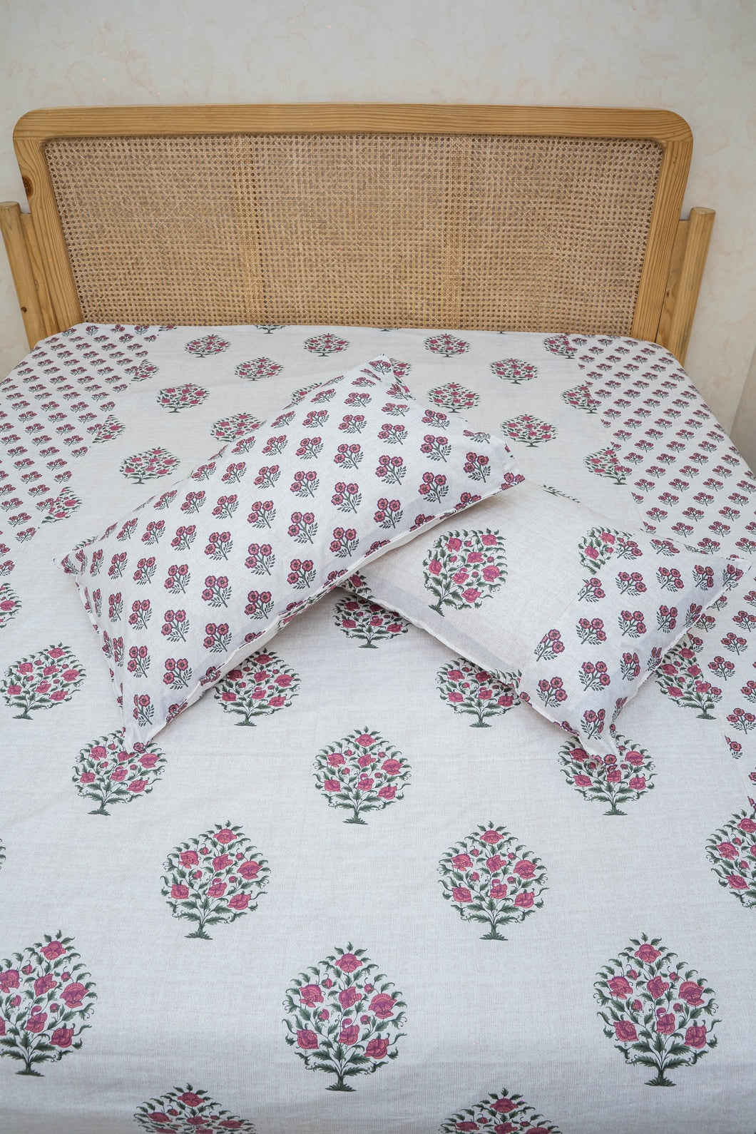 TYOHAAR BEDSHEET WITH TWO PILLOW CASES