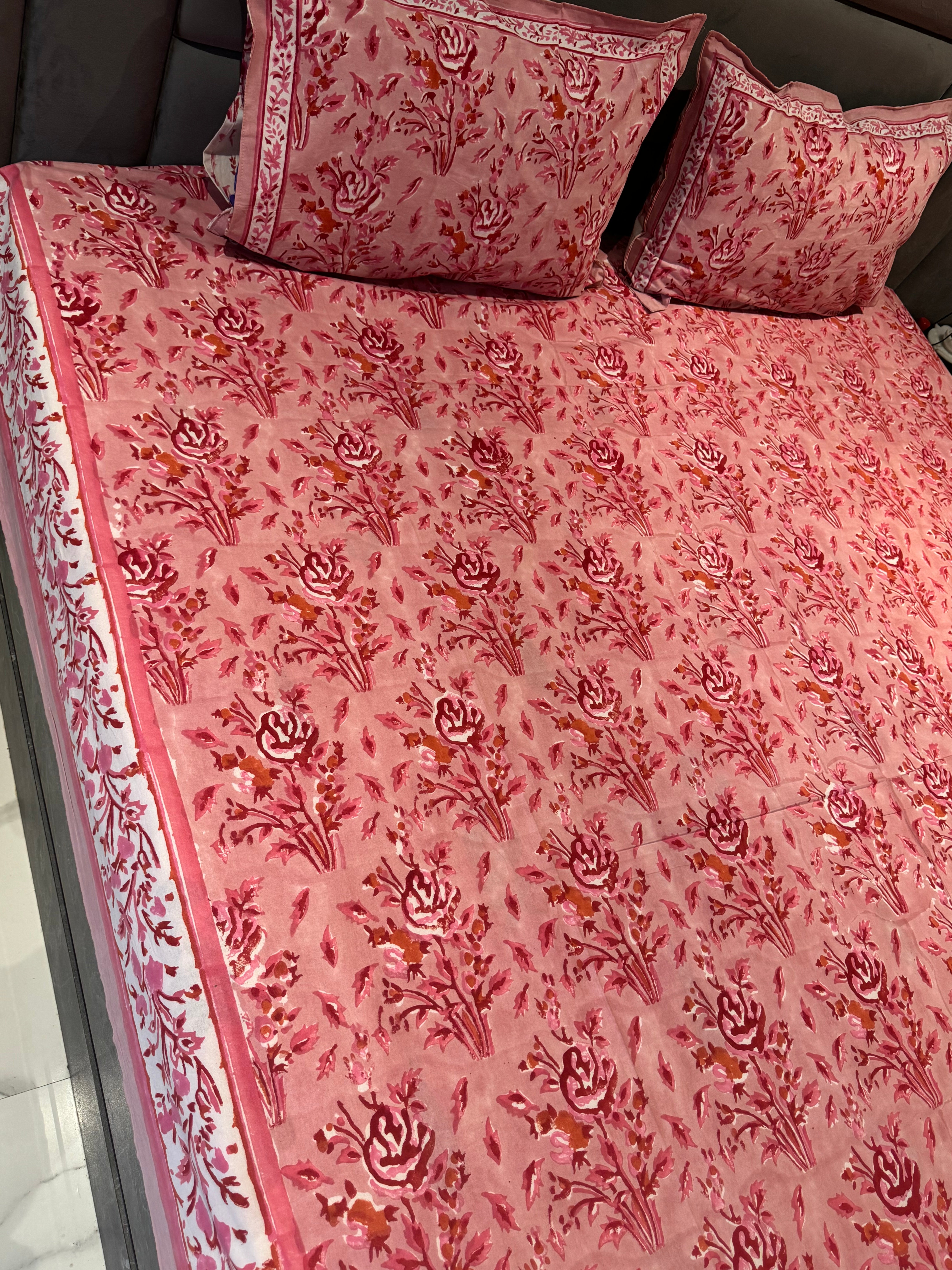 FESTIVE HANDBLOCK PRINTED BEDSHEET WITH 2 REVERSIBLE PILLOW COVERSo