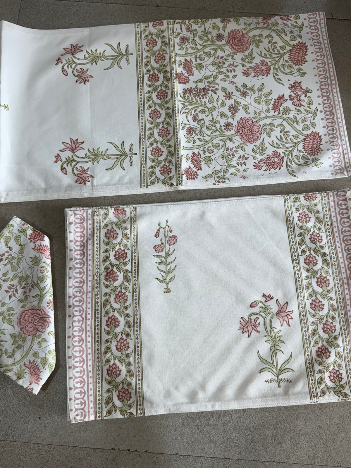 SIX SEATER TABLE RUNNER , SIX MATS AND SIX NAPKIN SET