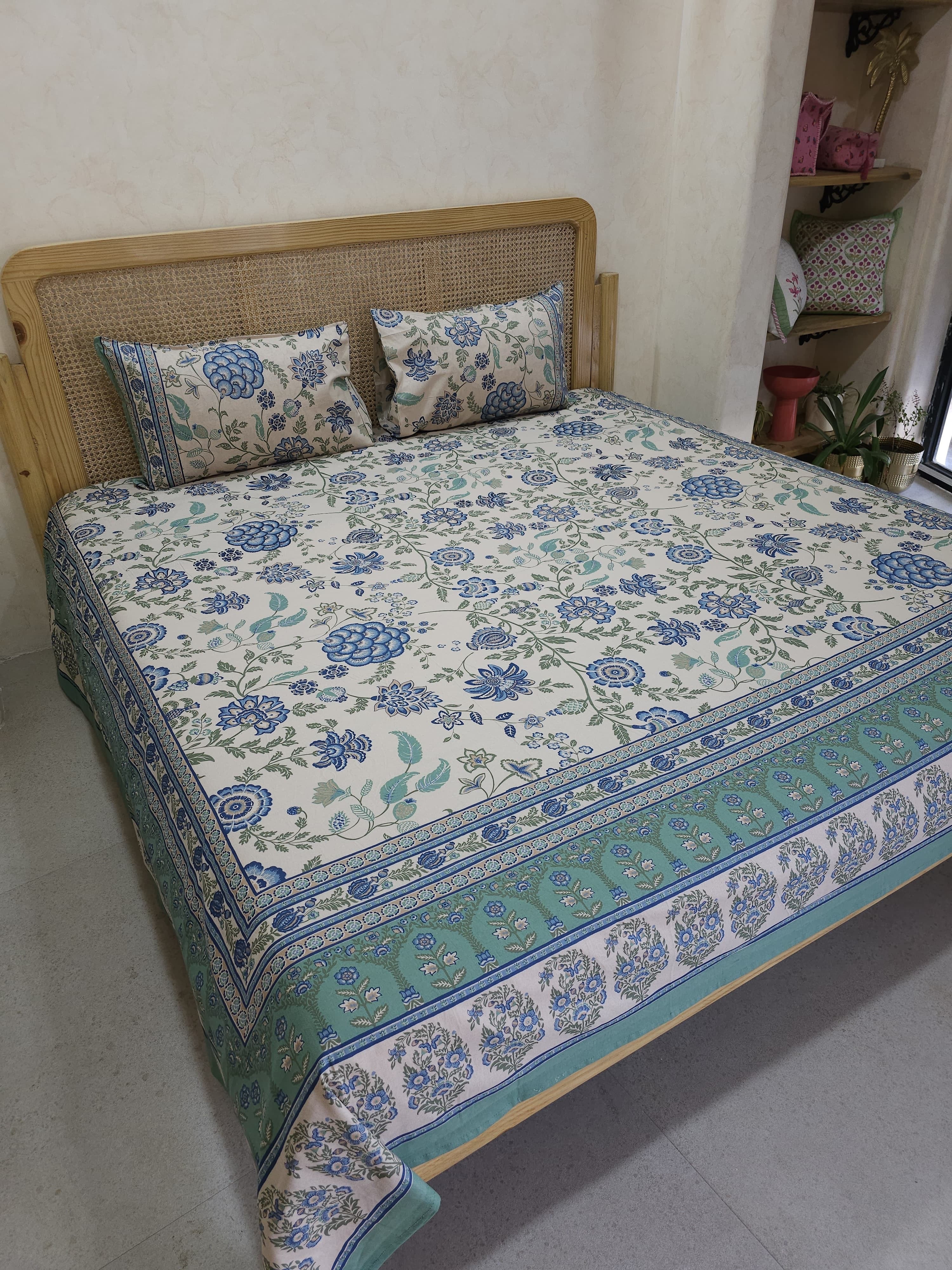 RANGREZ BEDSHEET WITH TWO REVERSIBLE PILLOW COVERS