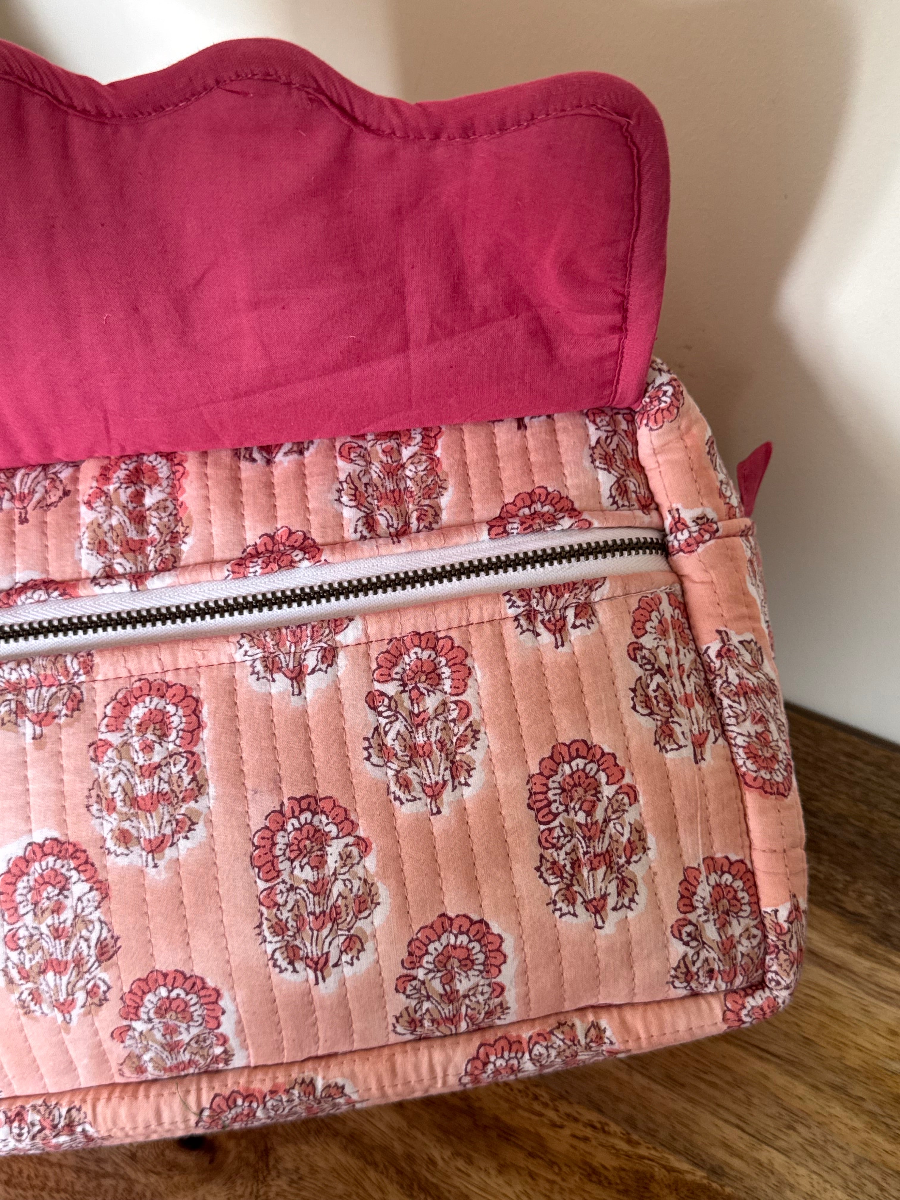 SCALLOP TOILETRY BAG